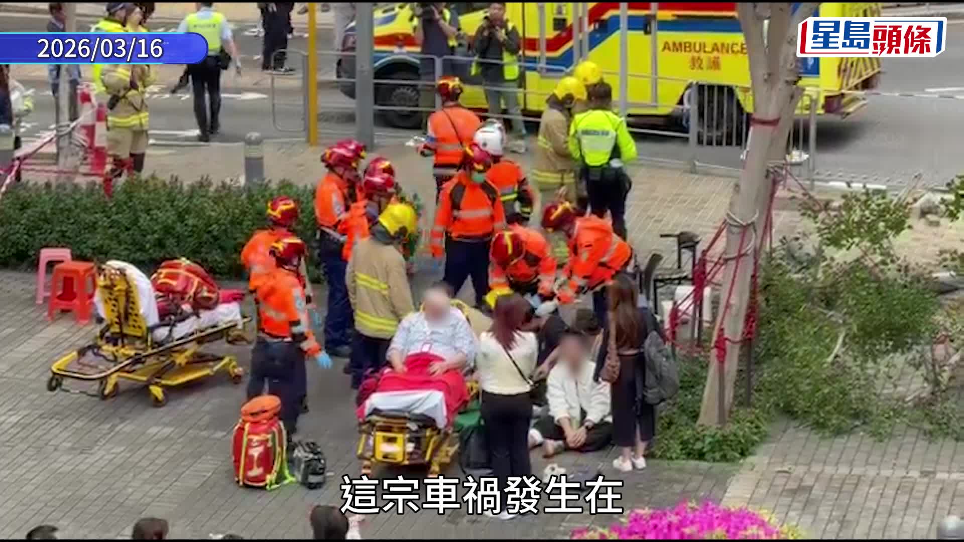 九龍灣恐怖車禍｜私家車高速剷上行人路 多名途人被撞至人仰馬翻倒地