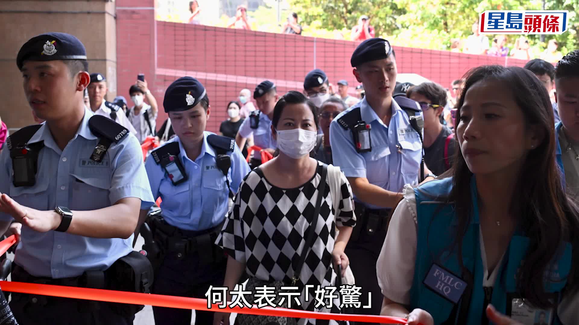 何太庭上見到何伯即呼「好驚呀」，不願靠近，兩人最終相隔2米應訊。
