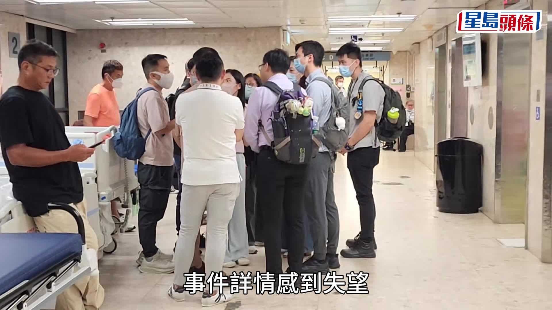男工送院治理。楊偉亨攝