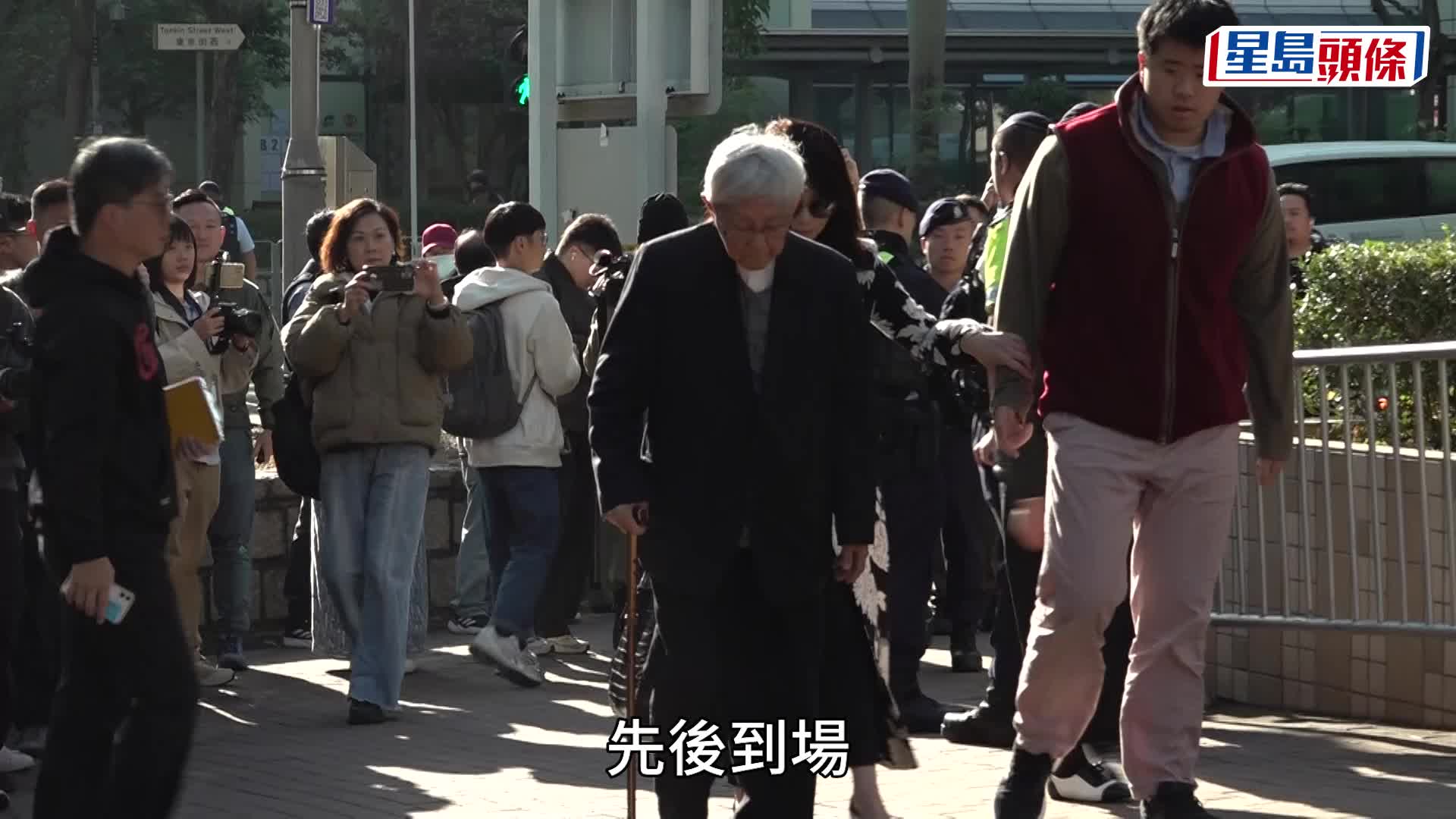 警方今晨于西九龙裁判法院外布防。