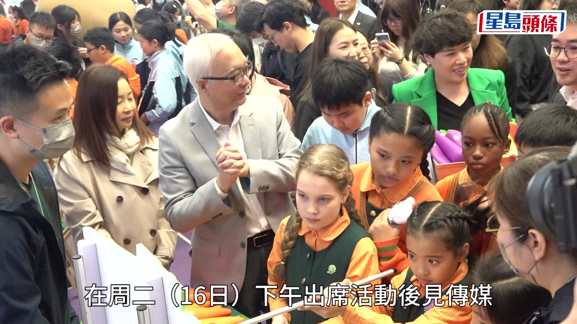 環境及生態局局長謝展寰表示，管理公司不會為住戶「包底」 ，只算「執手尾」。