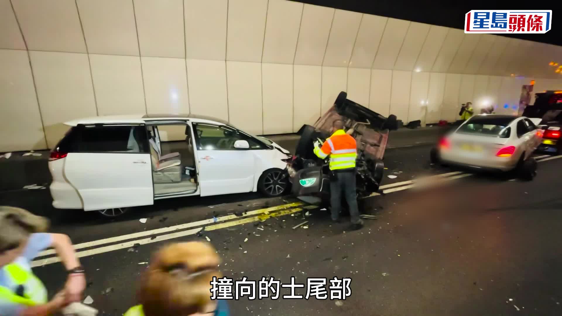 城門隧道管道內3車相撞，4人受傷。Facebook 騰駿的士管理公司圖片