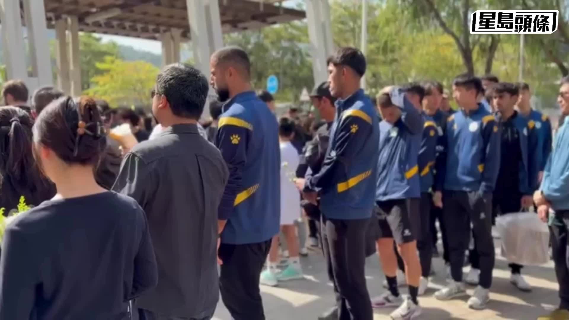 大埔宏福苑五級火│足總主席霍啟山 率大埔足球隊到場獻花悼念死傷者