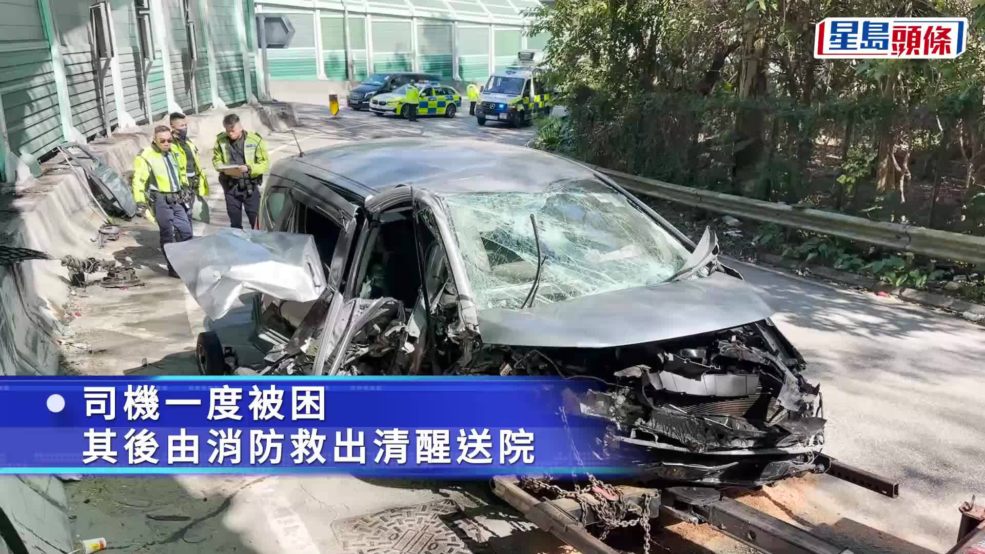 七人車撞至車頭盡毀。梁國峰攝