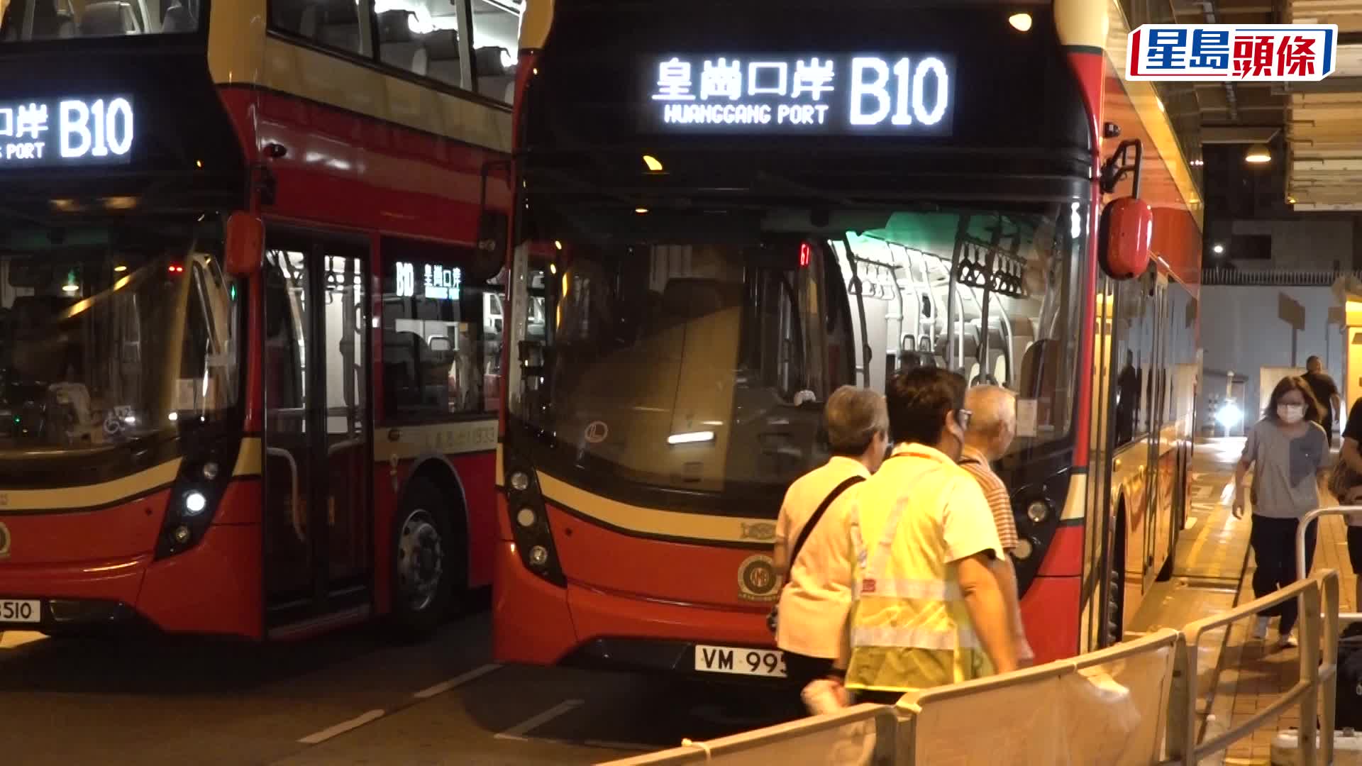 新皇崗口岸︱巴士迷凌晨3時排頭位搭B10首班車 退休夫婦讚新口岸「好靚」