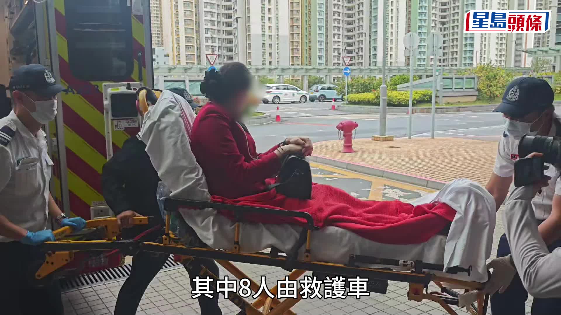 機組人員送院治理。黎志偉攝