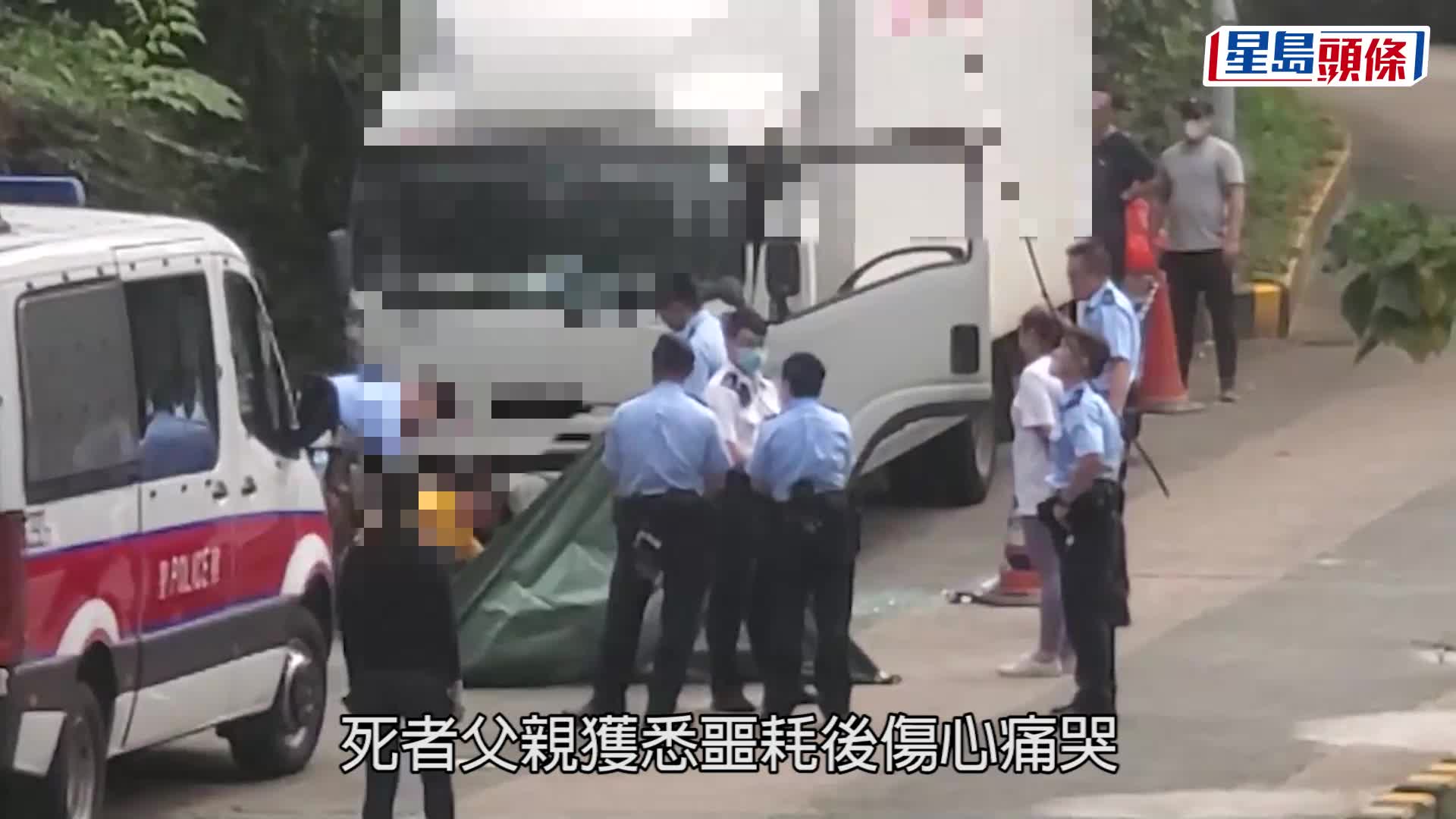 30多岁男子在货车内烧炭自杀身亡，老父跪尸痛哭。杨伟亨摄