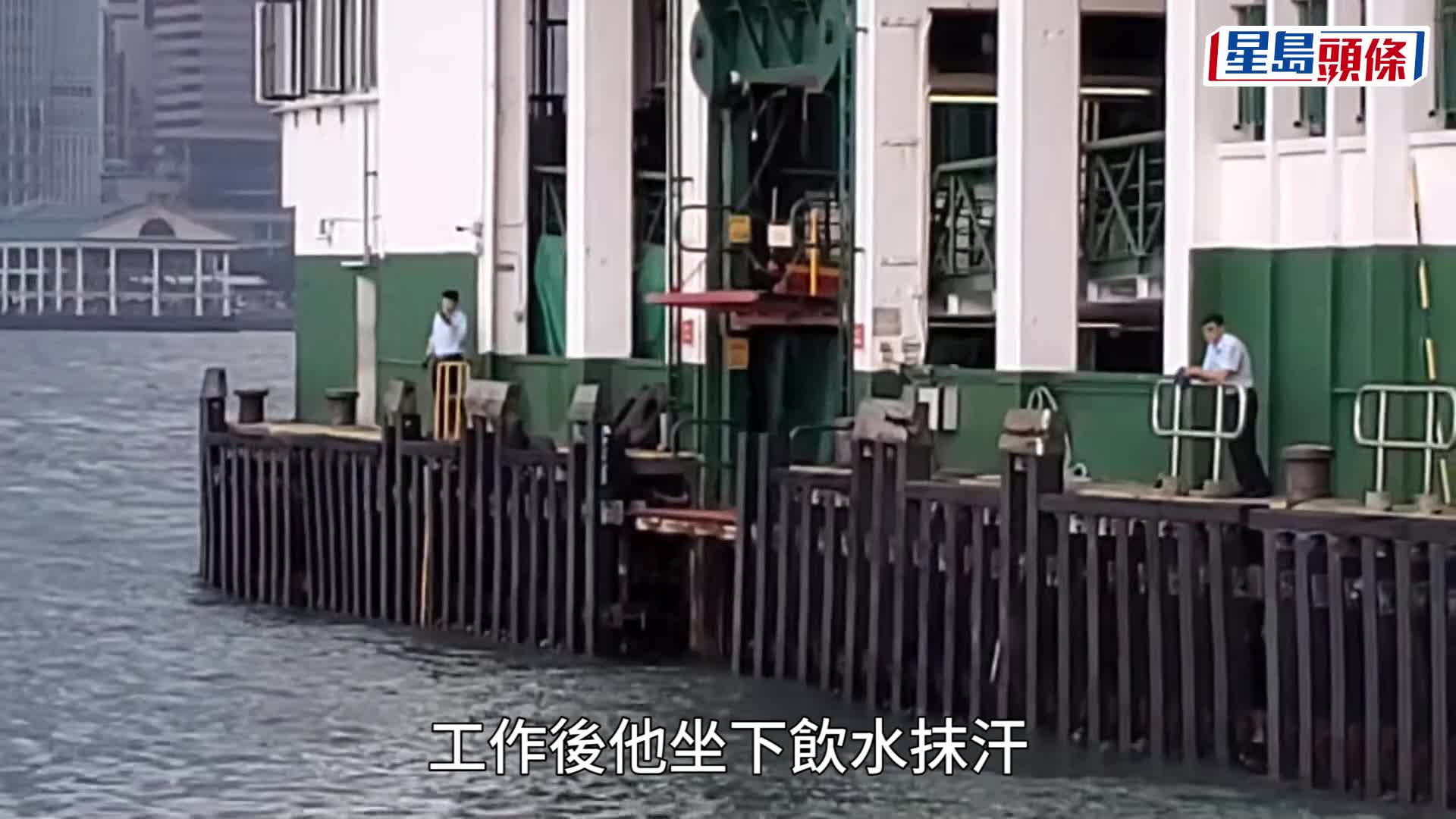 家屬目送船長遺體離開醫院殮房待驗，悲痛欲絕。蔡楚輝攝