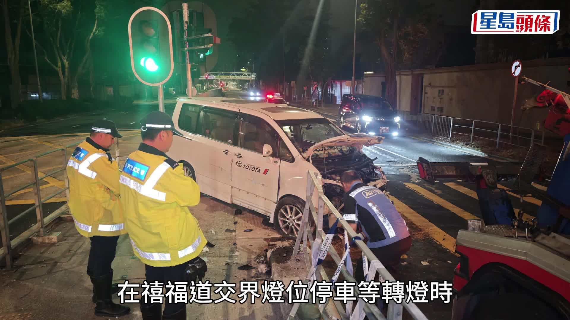 九龍塘電動車燈位遭撞尾推前10米 七人車剷上安全島 司機棄車逃走