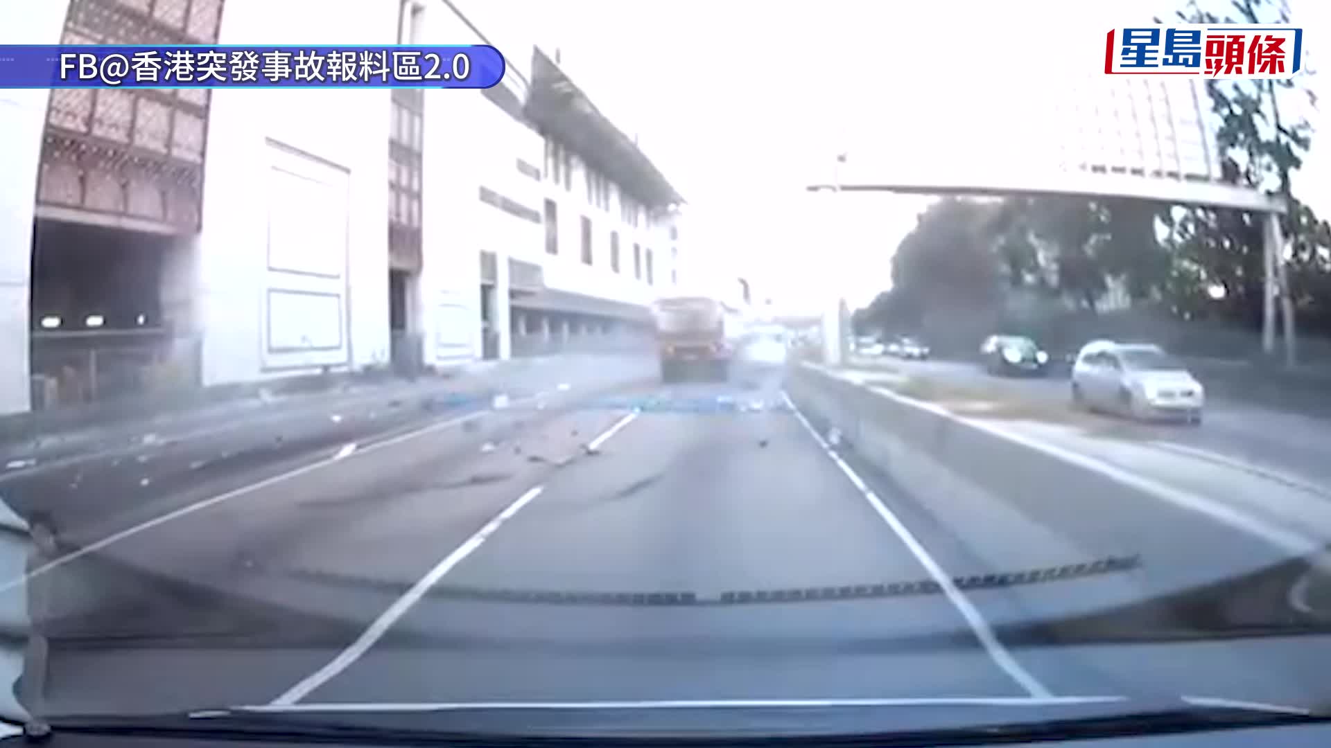 車Cam直擊｜沙田泥頭車落斜避鐵馬 急煞失控撞壆再撼貨Van