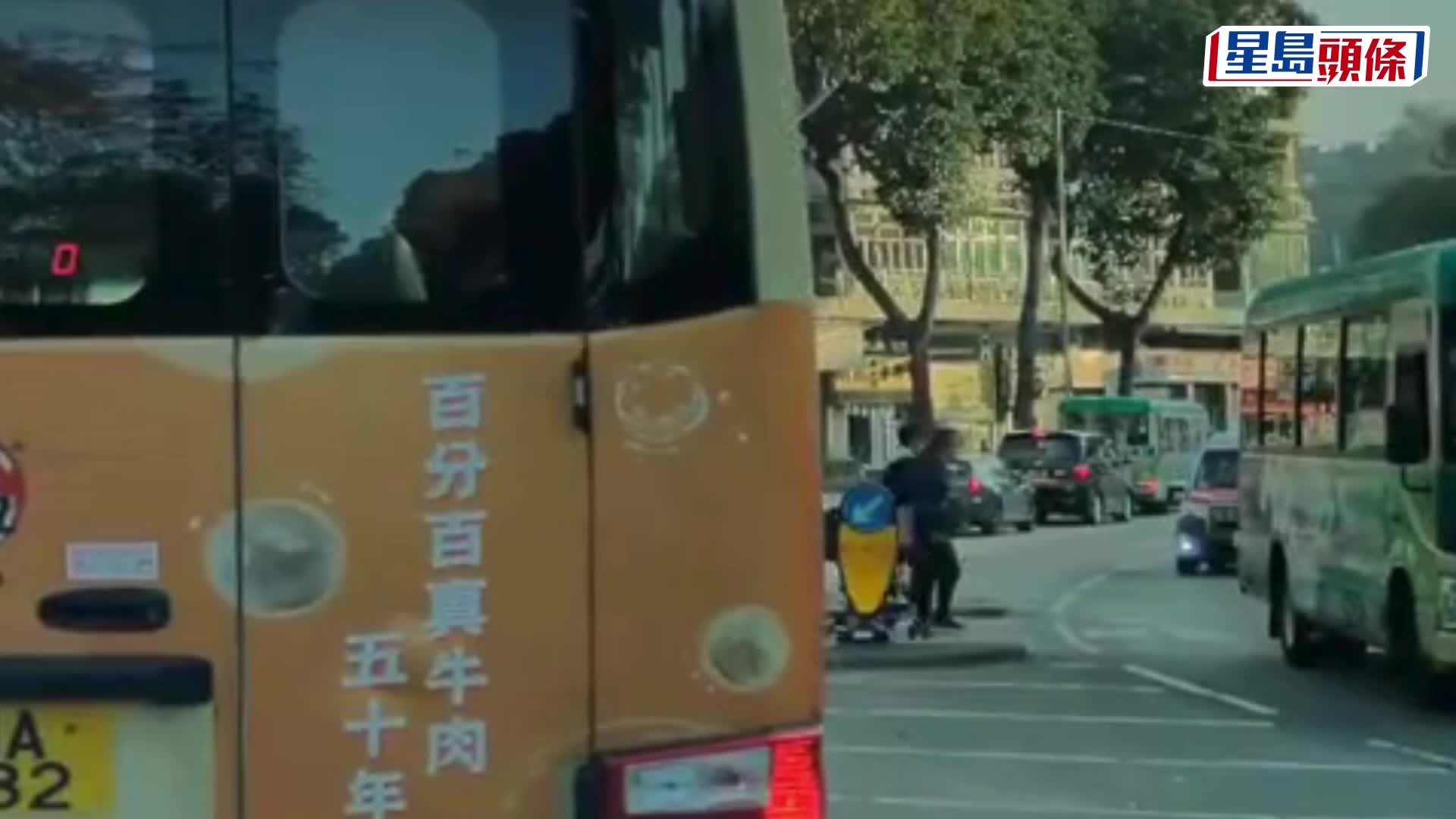 女童踩着滑板車滑出馬路。fb交通意外求片區影片截圖