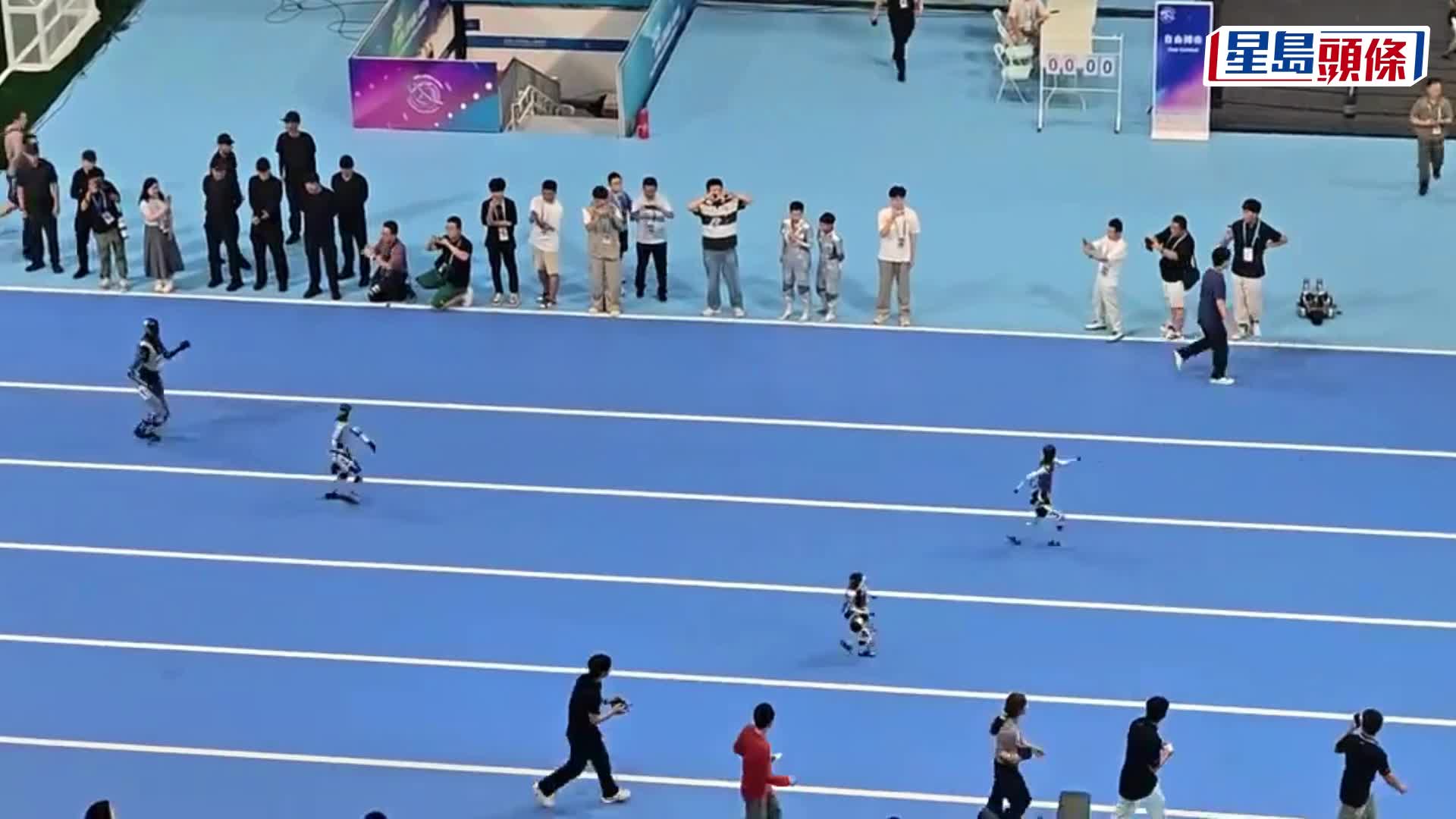 全球首次機械人運動會北京登場，百米賽搞笑又刺激。 新華社