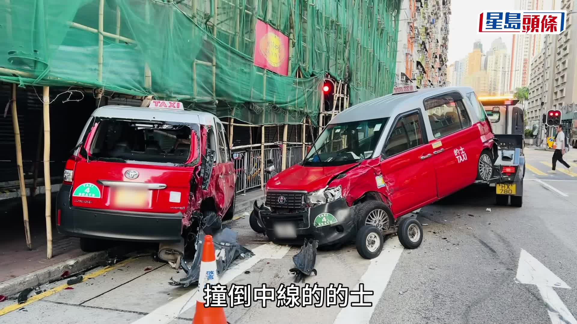 土瓜灣凌志司機疑踩錯油門，連撞兩輛的士。
