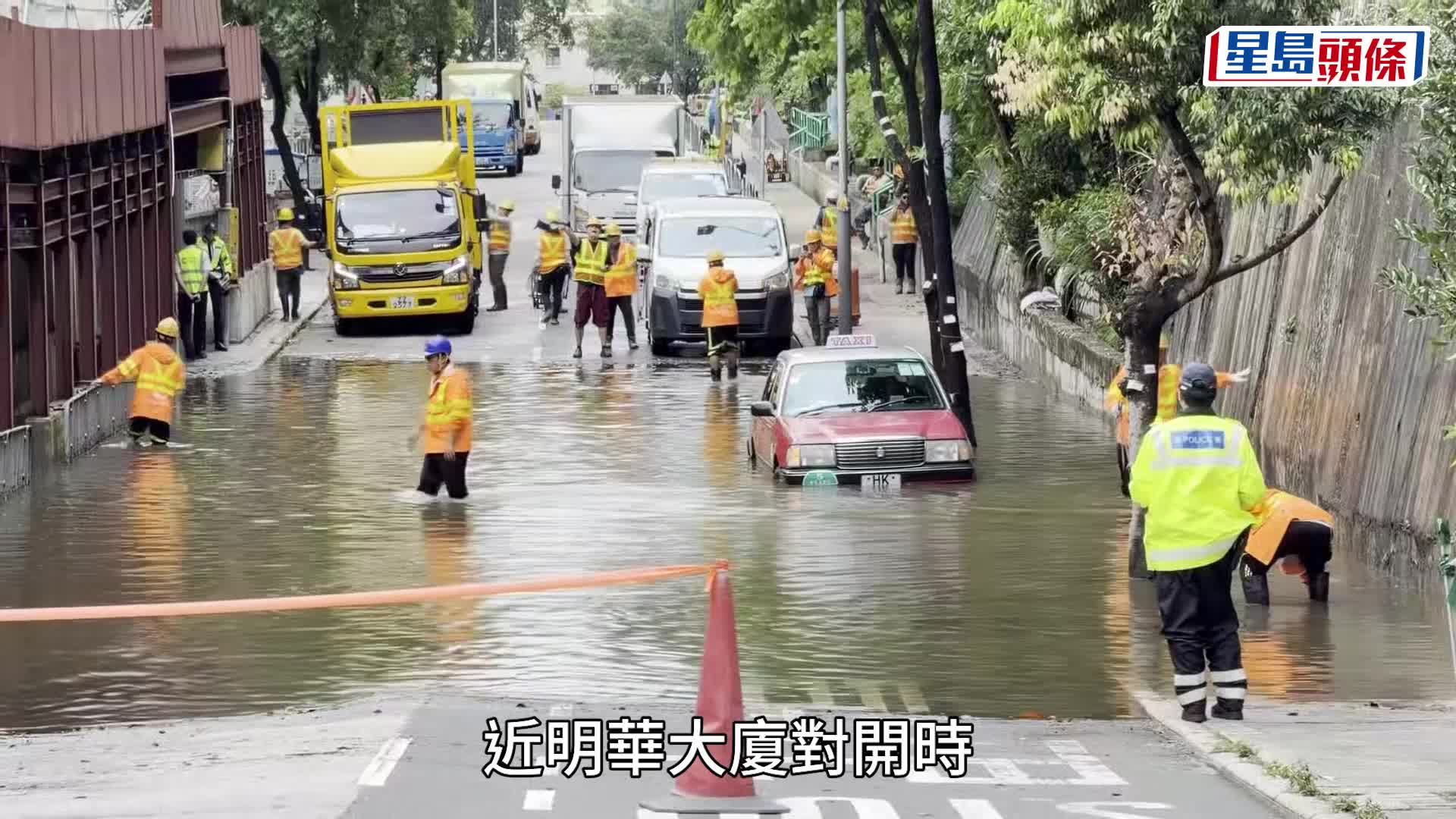 的士在水中仅露出车顶。网片截图