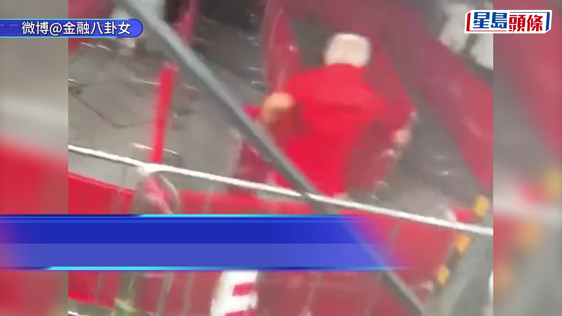 楼盘营销中心外，保安向人群喷辣椒水。