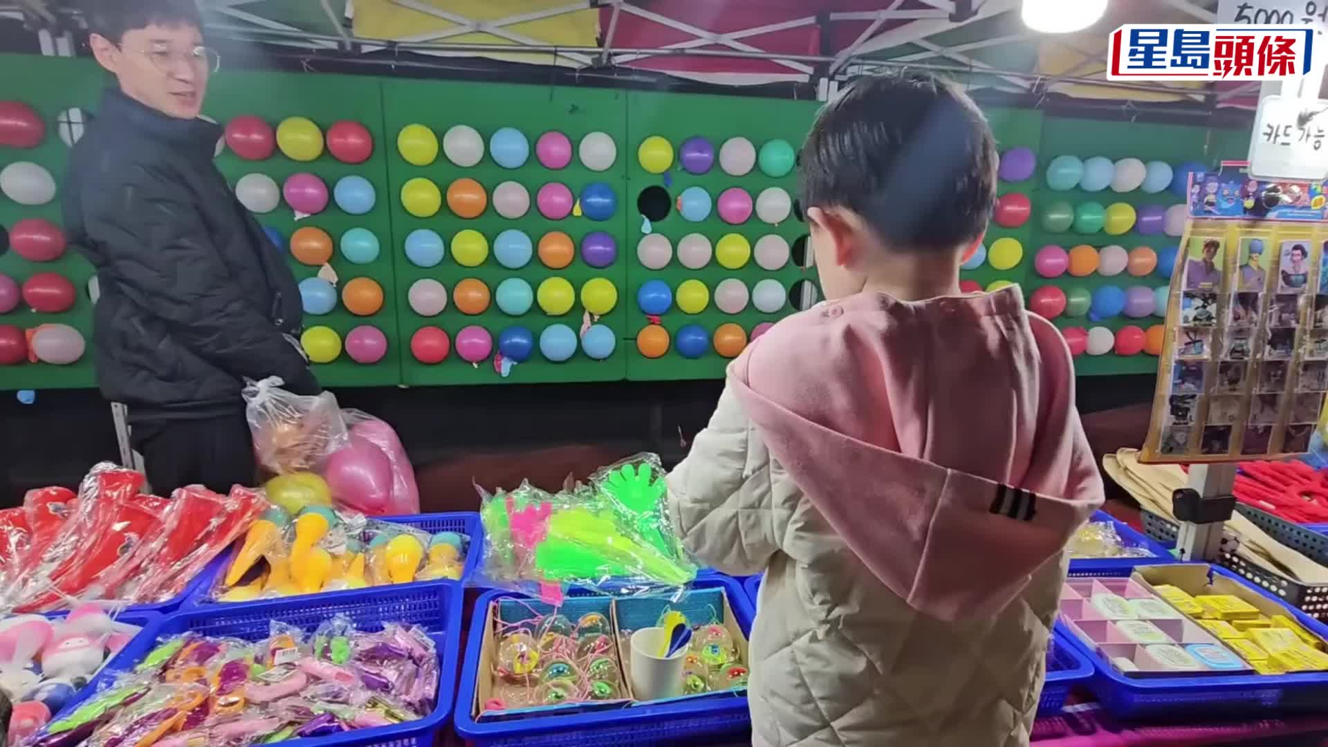 南韓男童夜市展神技，一鏢連破五氣球。 @_210208_890106 IG
