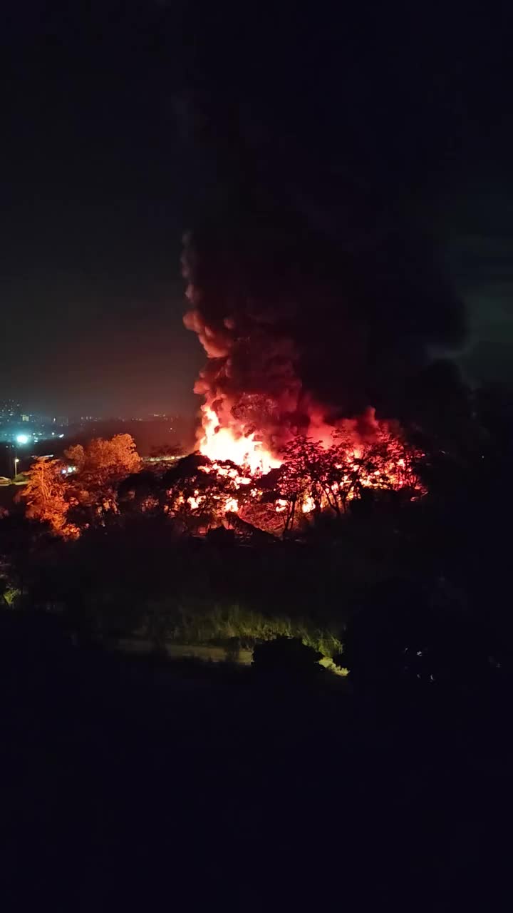 七星崗劏車場起火，傳出多次爆炸聲。fb「容文」影片截圖