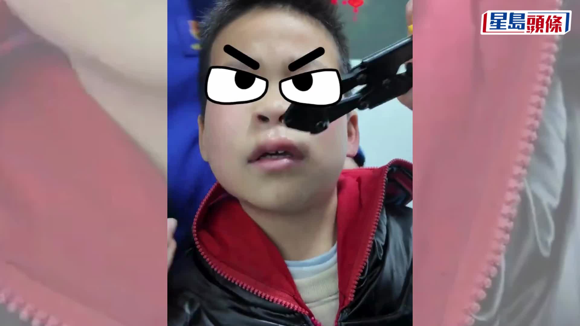 頑童玩密碼鎖「卡鼻」變牛魔王，消防員忍笑一鉗「解鎖」。