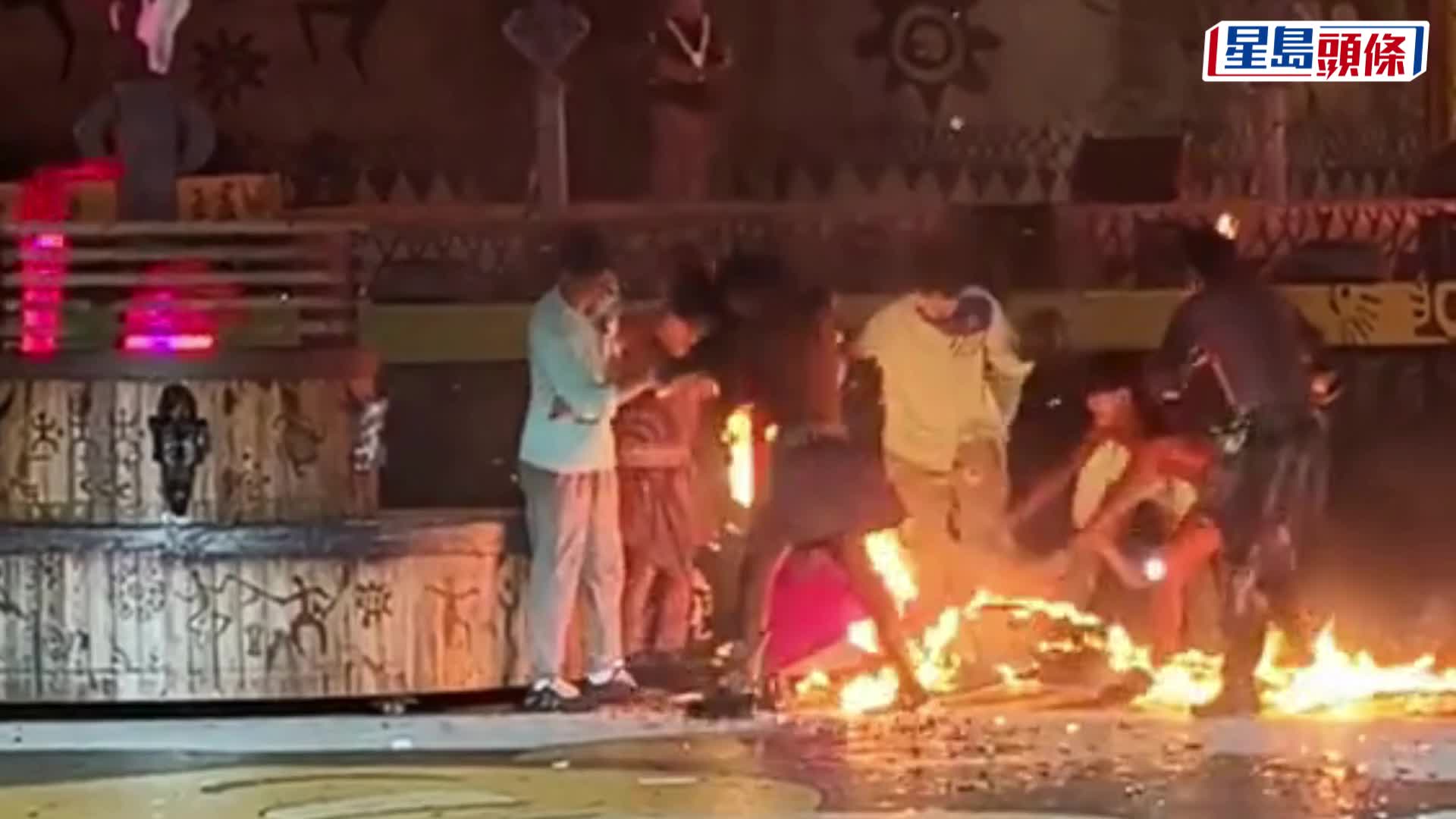 徐州樂園特技女演員裙擺著火，工作人員台上緊急撲火，驚慌慘叫送醫。