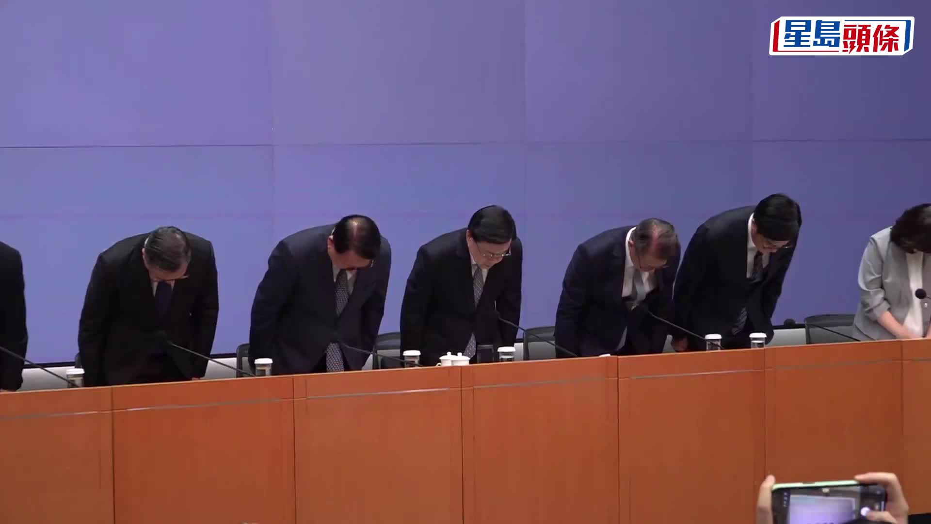 宏福苑報告公開，何永賢請辭，特首率官員道歉。