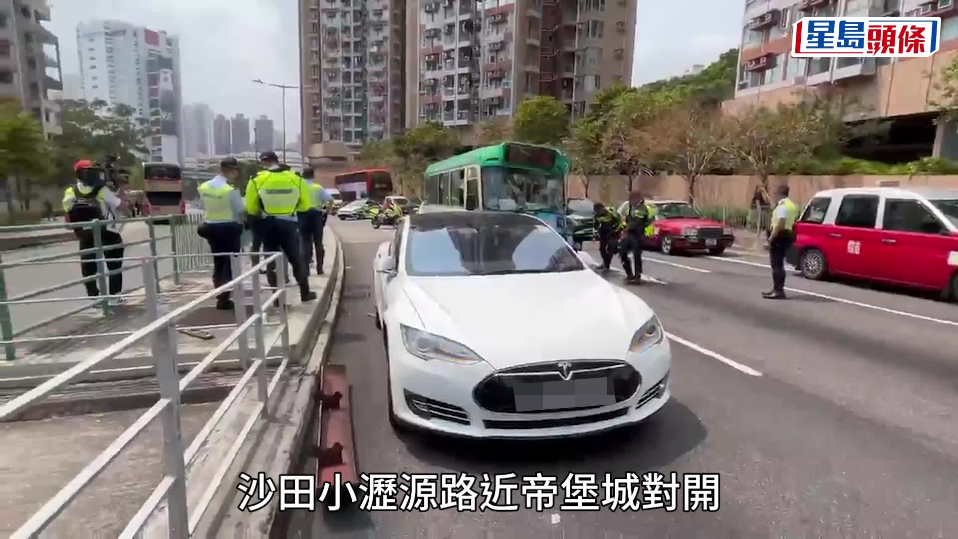 小瀝源路發生三車相撞意外。楊偉亨攝