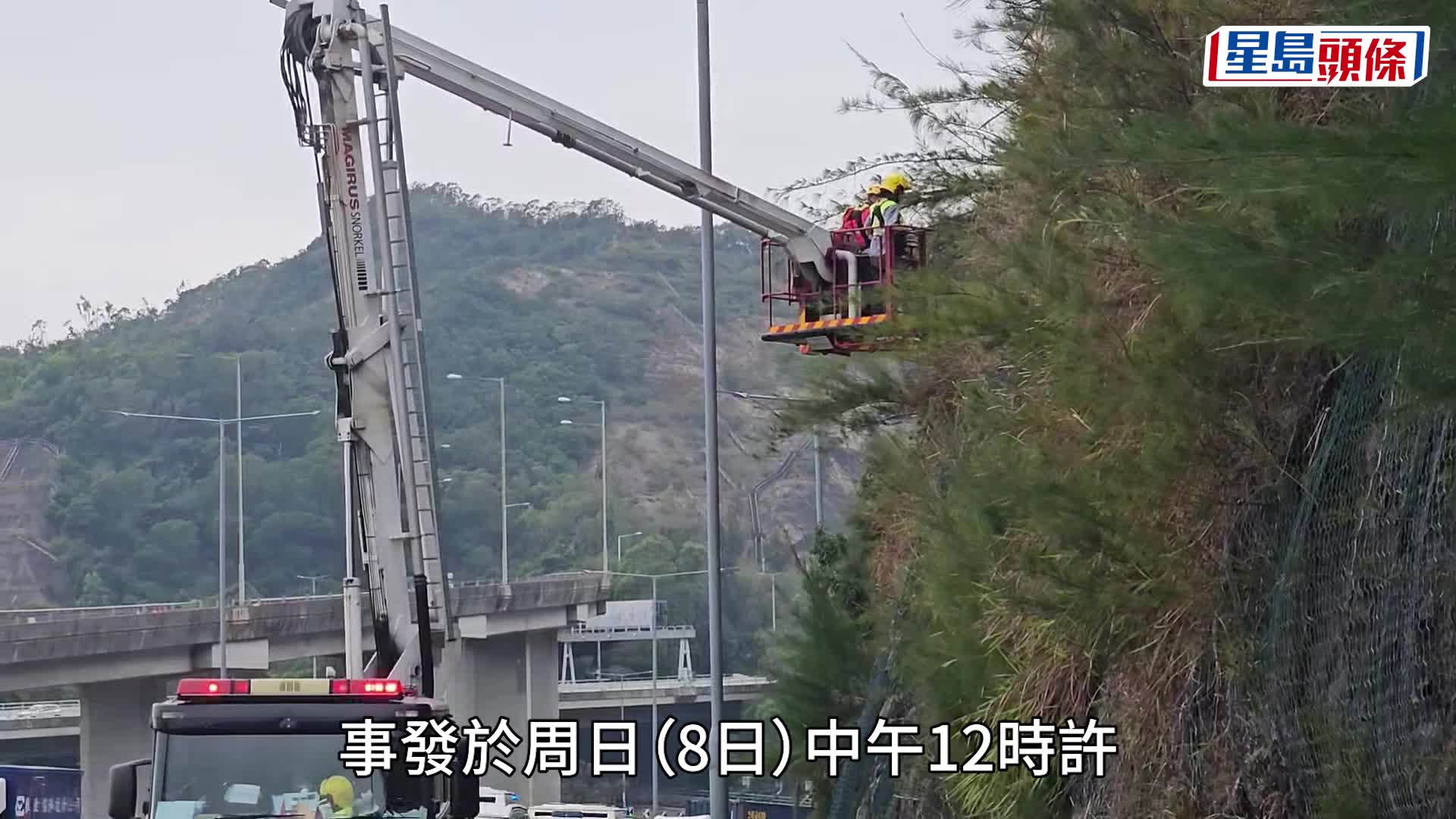 男子伏屍屯門公路路邊。徐裕民攝