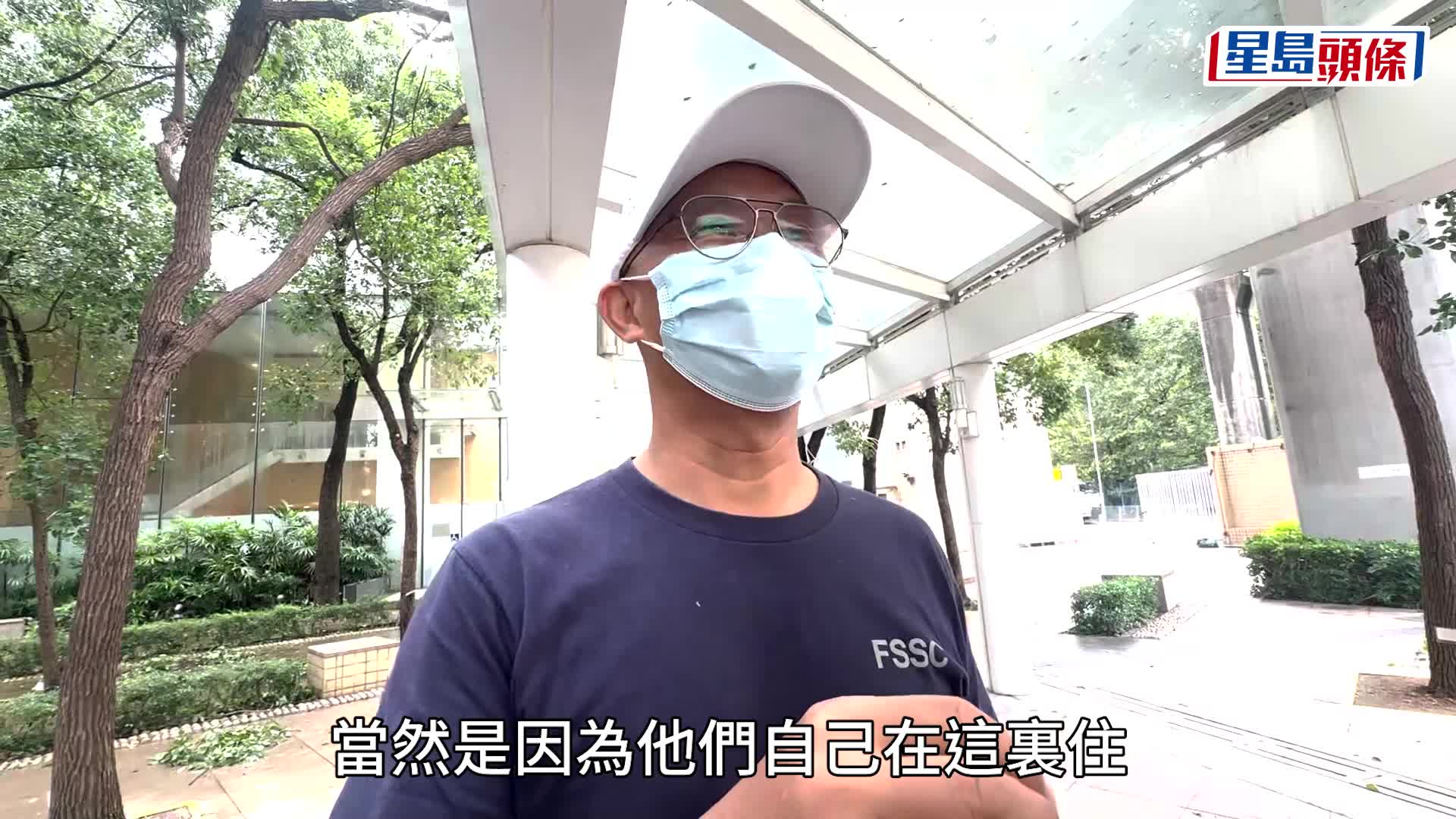 死者的姪兒到殮房認屍後離開。梁國峰攝