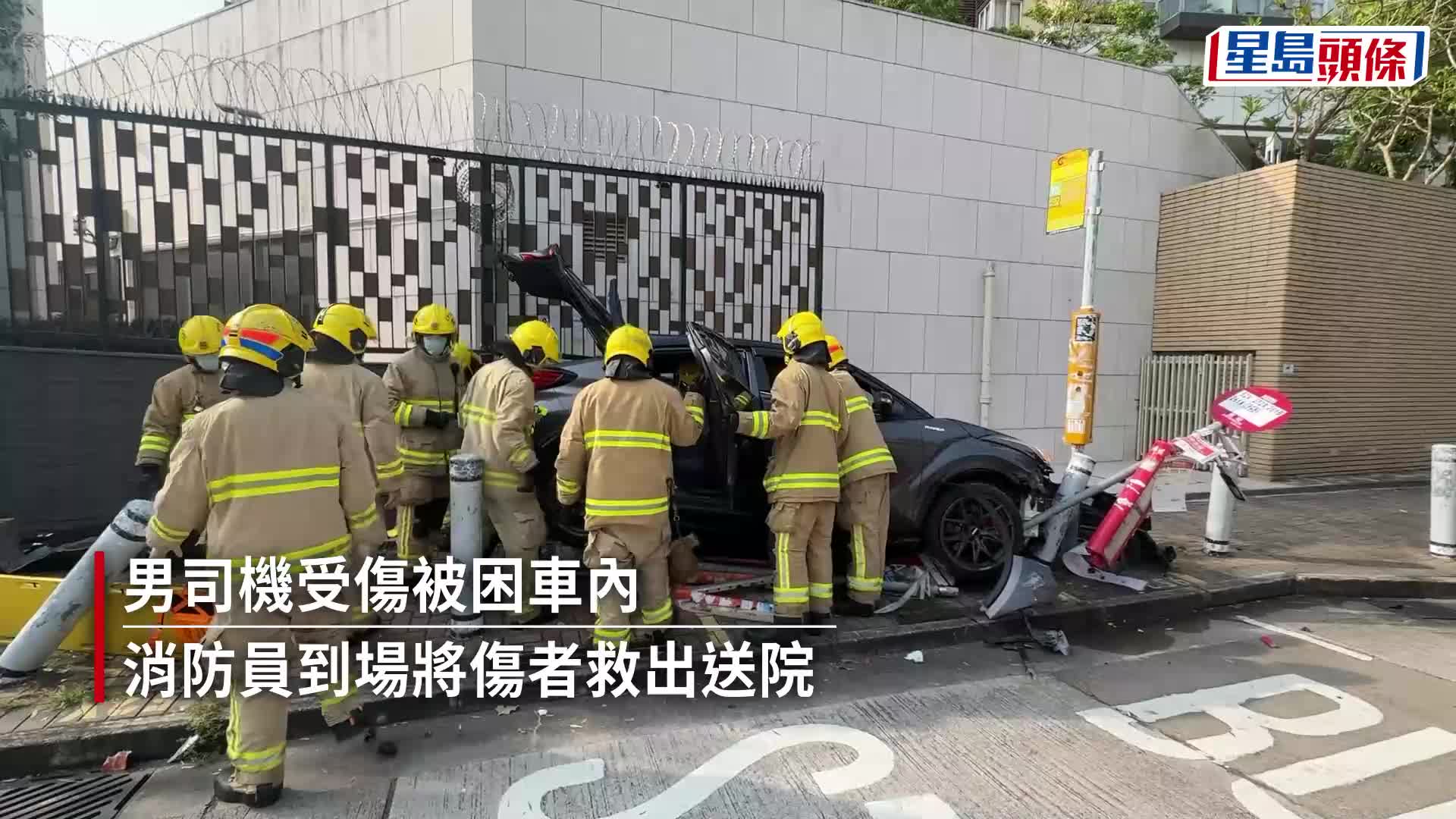 屯門私家車剷上行人路 司機一度被困送院