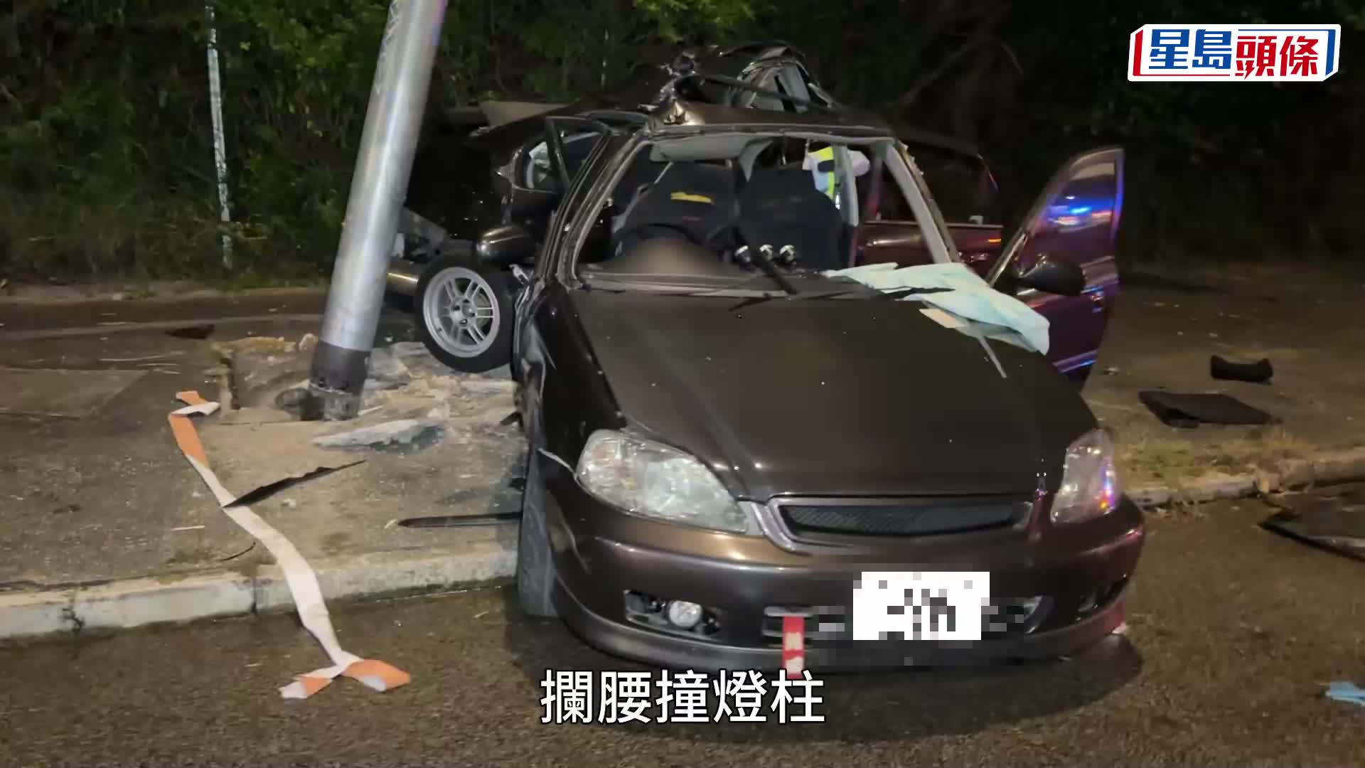 私家车呈祥道「跣軚」拦腰撞灯柱  车身扭曲成「V」型  三男被困