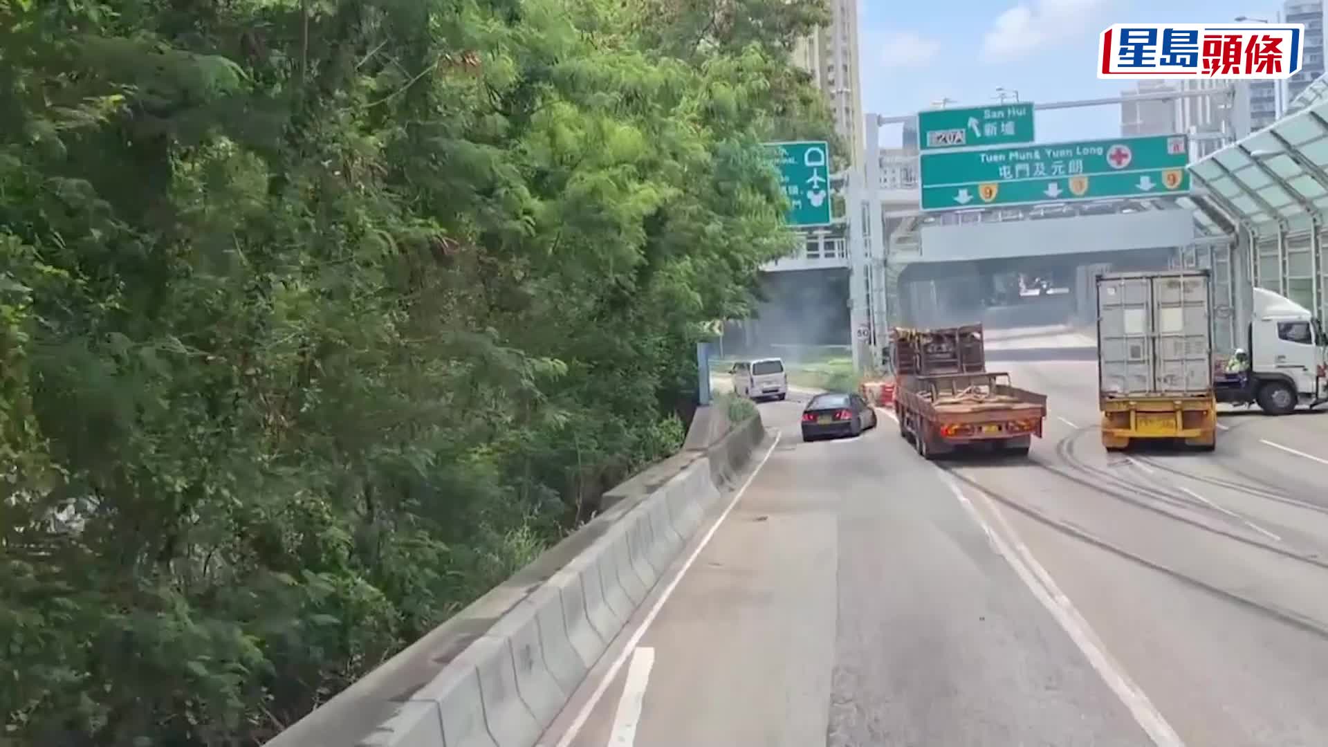 屯門公路貨車撞貨櫃車 一度封死三線車路｜直擊