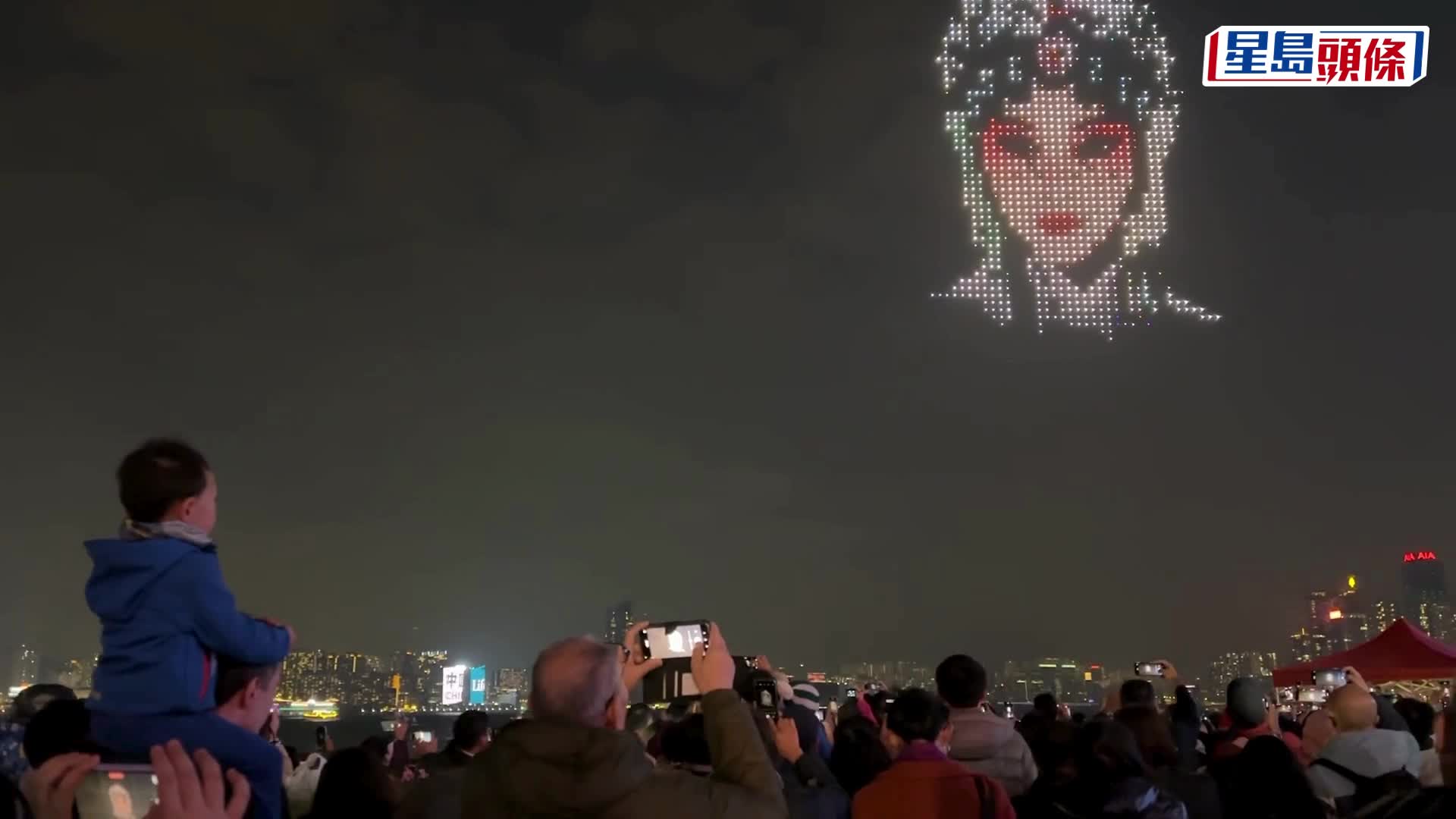 千架无人机秀湾仔海滨上演，图案展示香港特色。