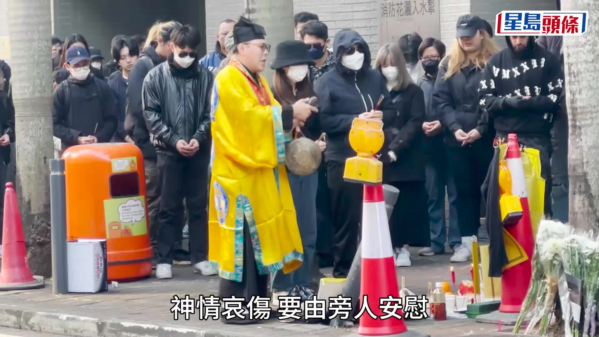 死者家屬下午到事發現場進行路祭，表現傷心。梁國峰攝