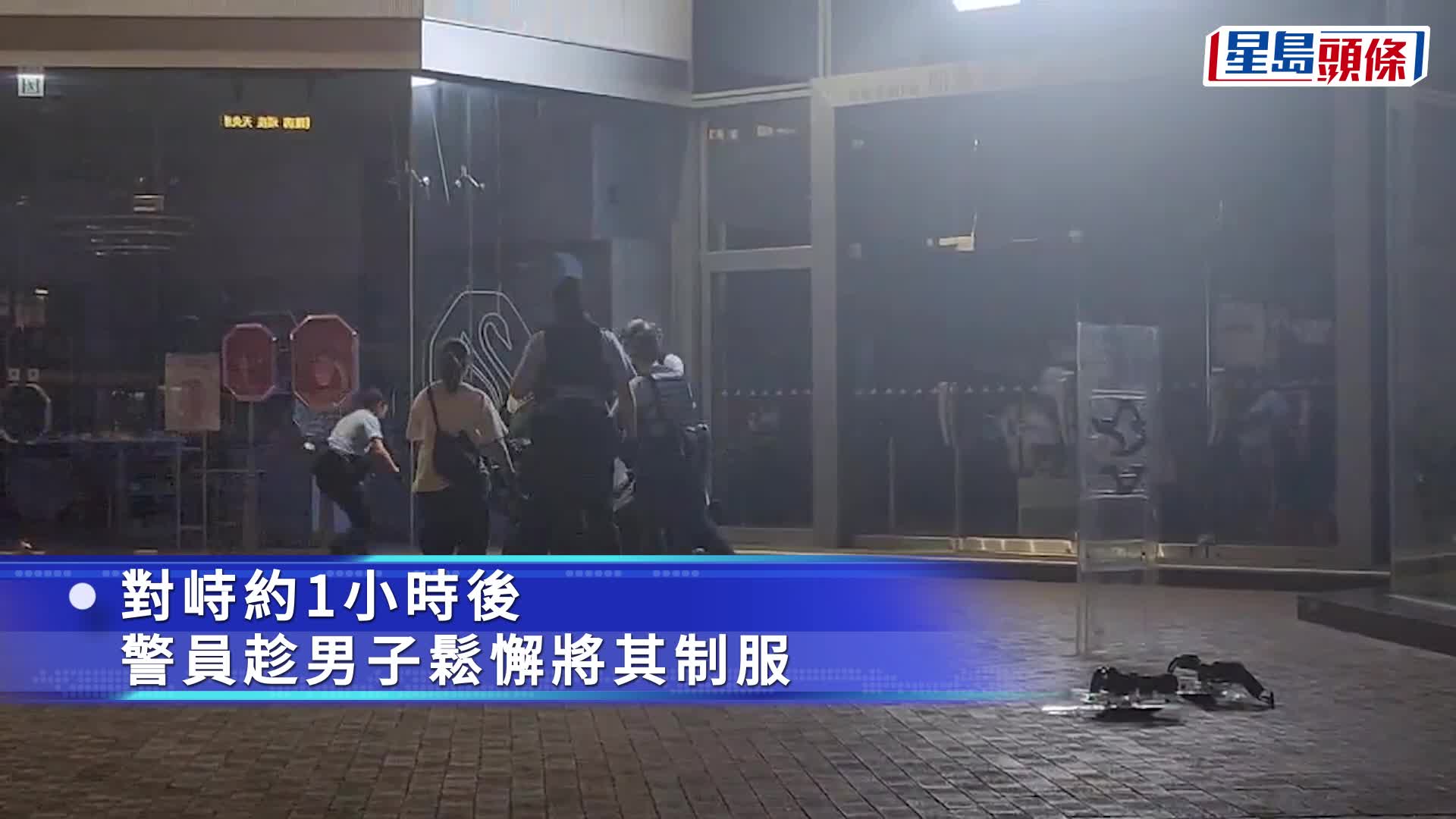 事主以刀架頸，衣衫染血。黎志偉攝