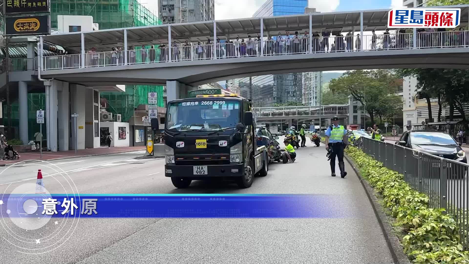 私家車疑失控撞欄，司機一度被困。網上圖片