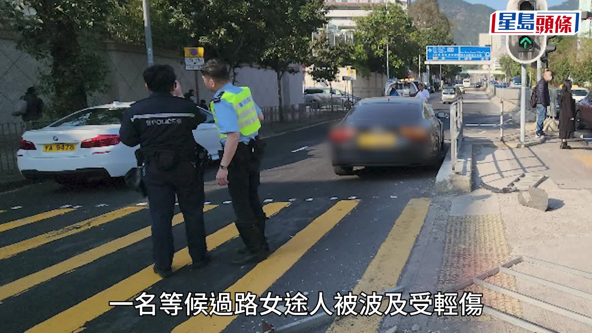 九龍塘私家車撞的士掃毀欄杆 女途人被波及受傷 司機棄車逃逸