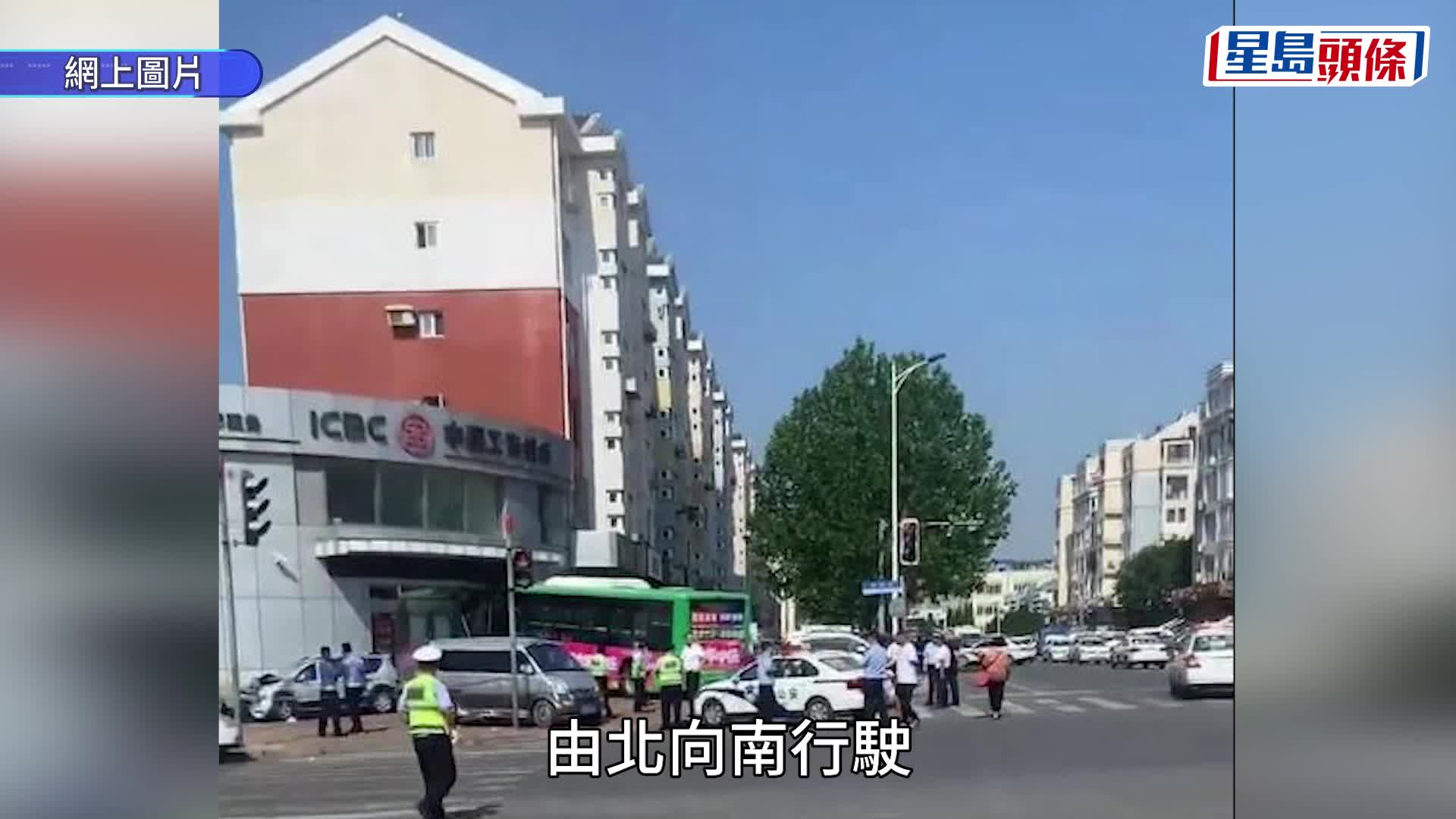 大连巴士失控撞入银行致5伤 乘客浴血倒地待救︱有片
