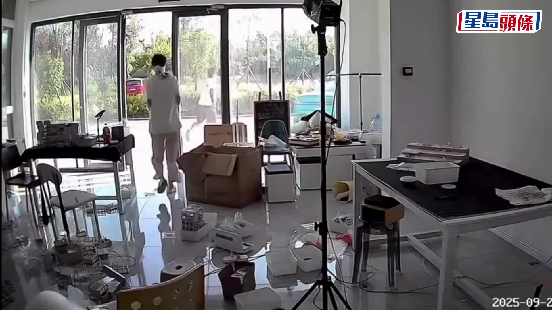 小米汽車｜鎖車後突自己開走？ 客服稱誤觸手機所致 車主CCTV證清白