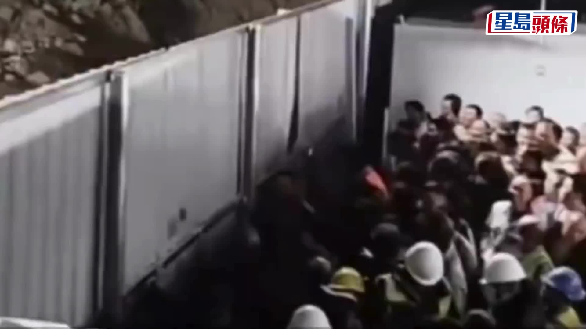 厦门地盘工摇晃围栏，高喊「我们要出去吃饭」。