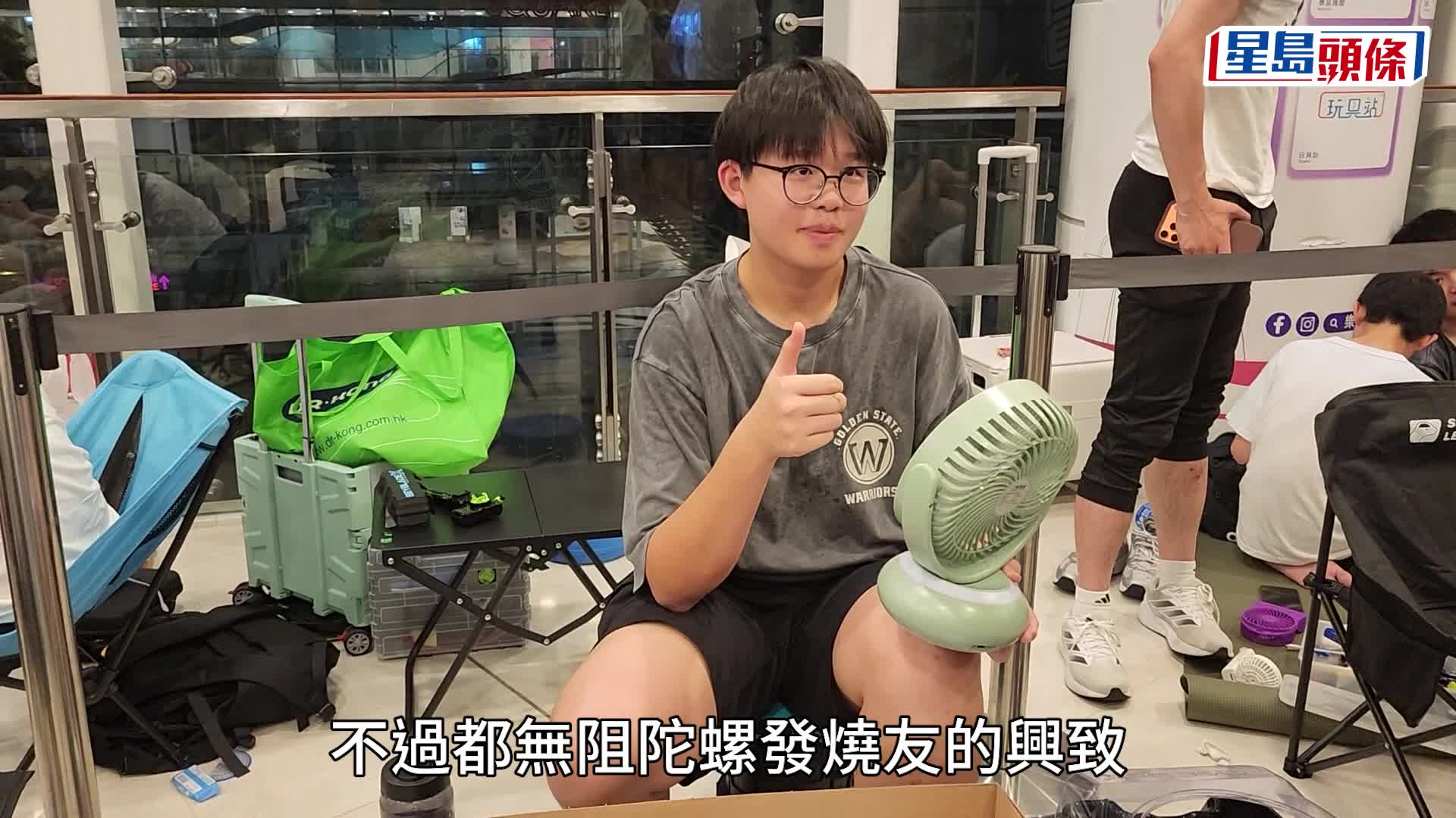 未开售已有逾200人排队。梁国峰摄