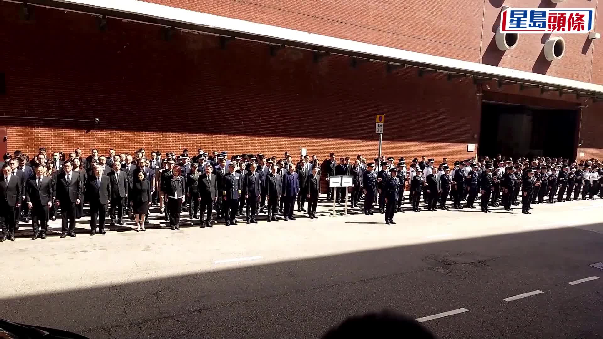 朱振國出殯︱靈柩蓋區旗移送靈車 女兒捧遺照 官員同袍列隊敬禮送別