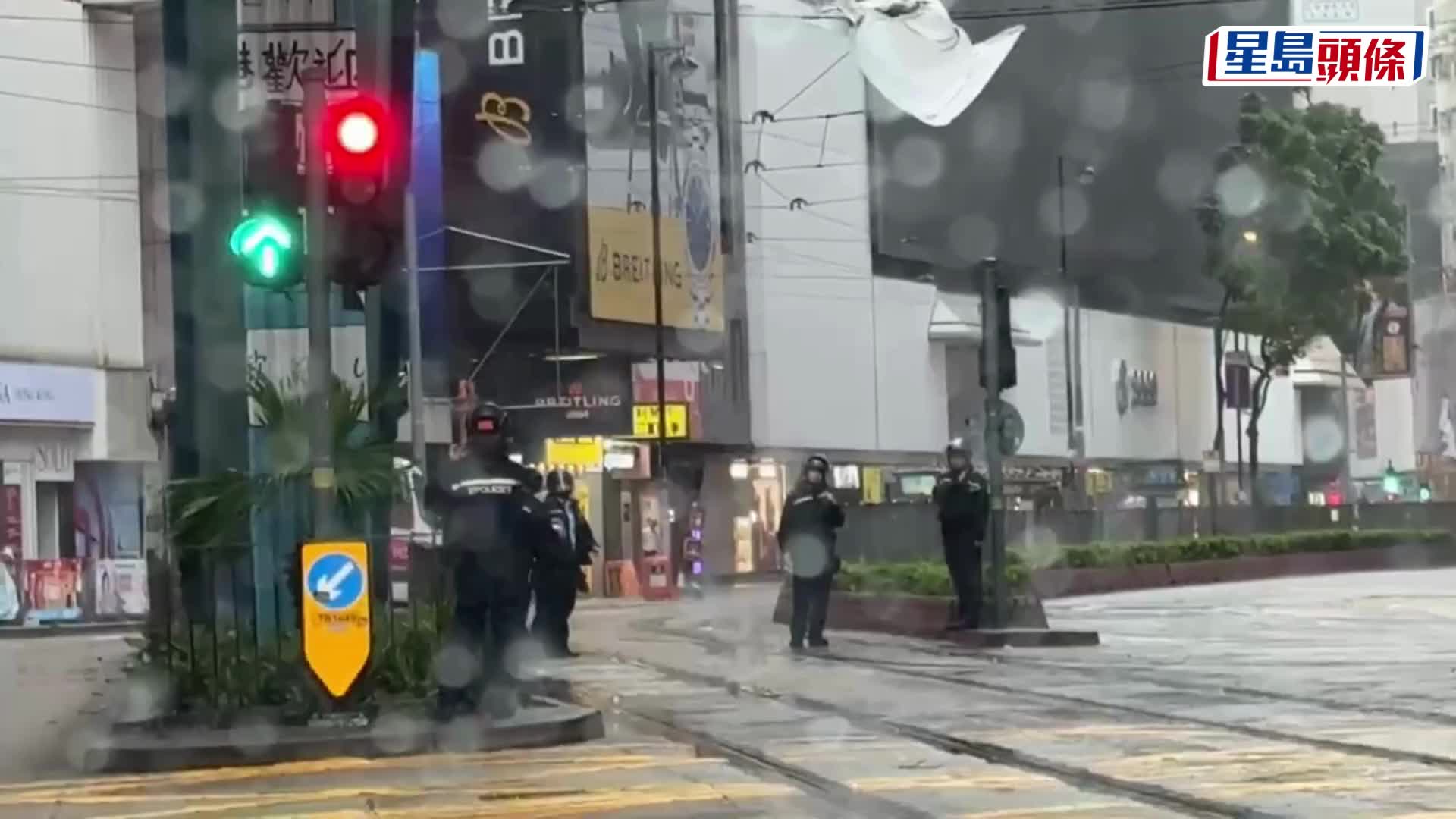2米膠板掛在電車路的架空電纜上，警員在現場協助處理，以保人車安全。