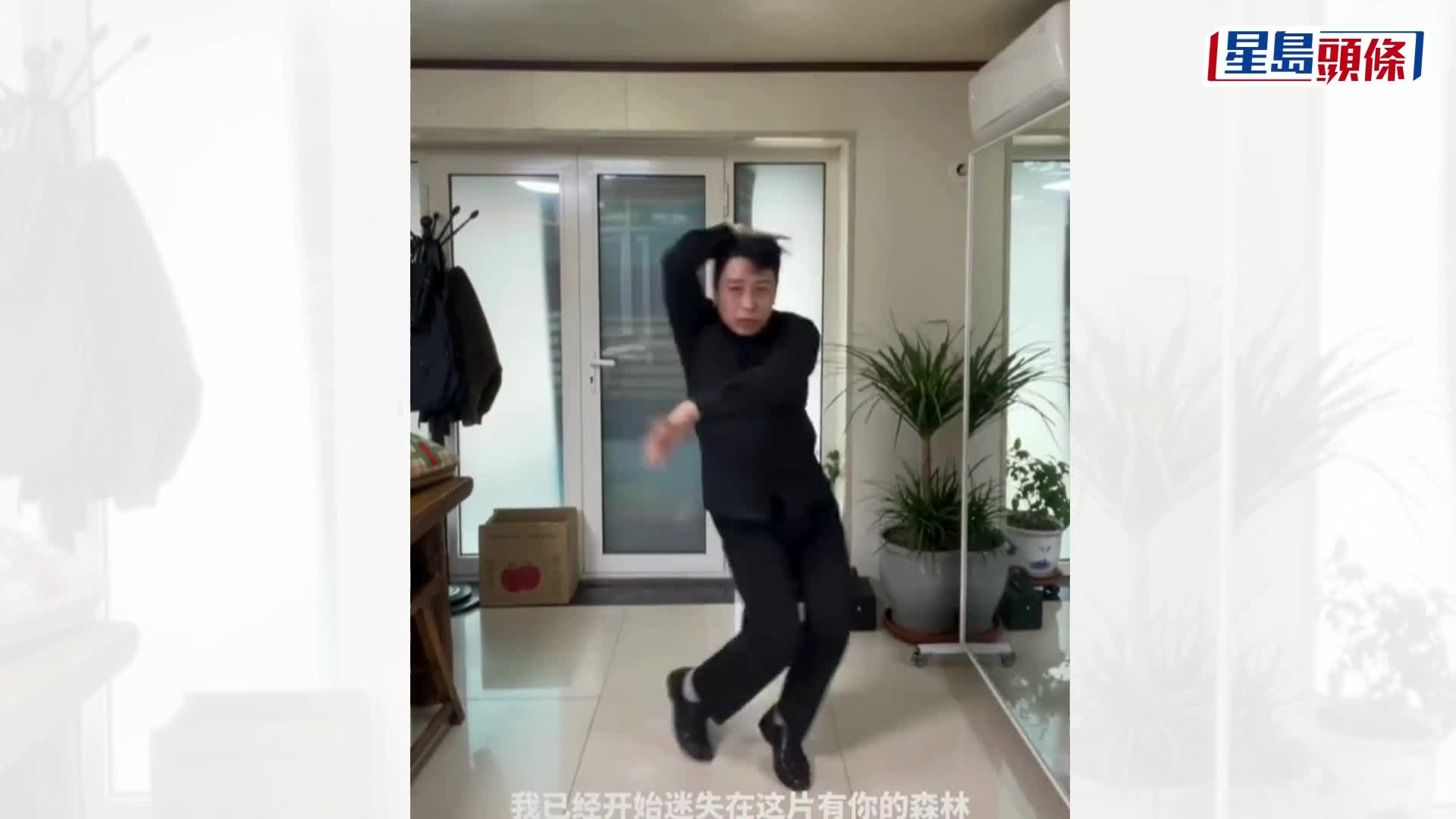 闻会军一人开3短片帐号，以不同人设来表演，最近突然暴红，一日直播可赚近900万元人民币。