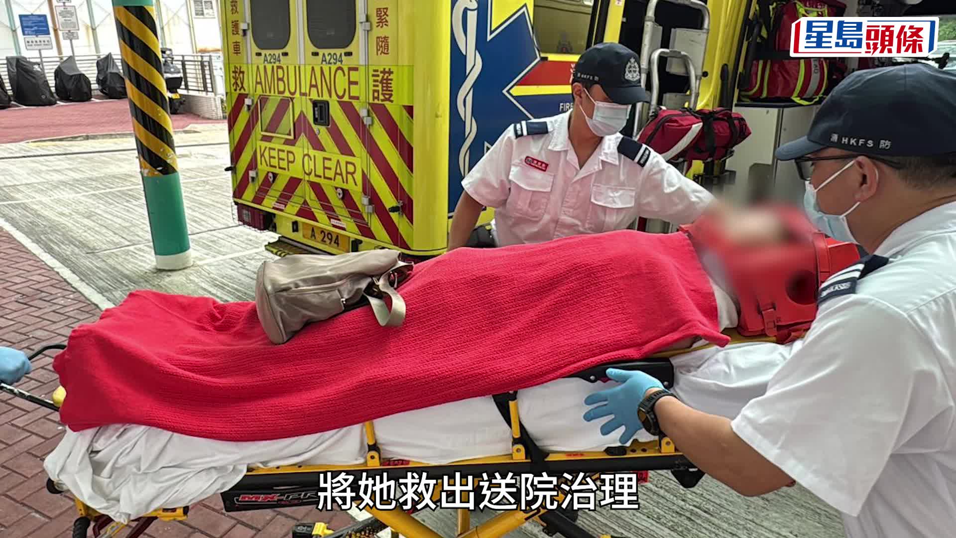 Tesla推撞七人車剷入地產舖。劉漢權攝