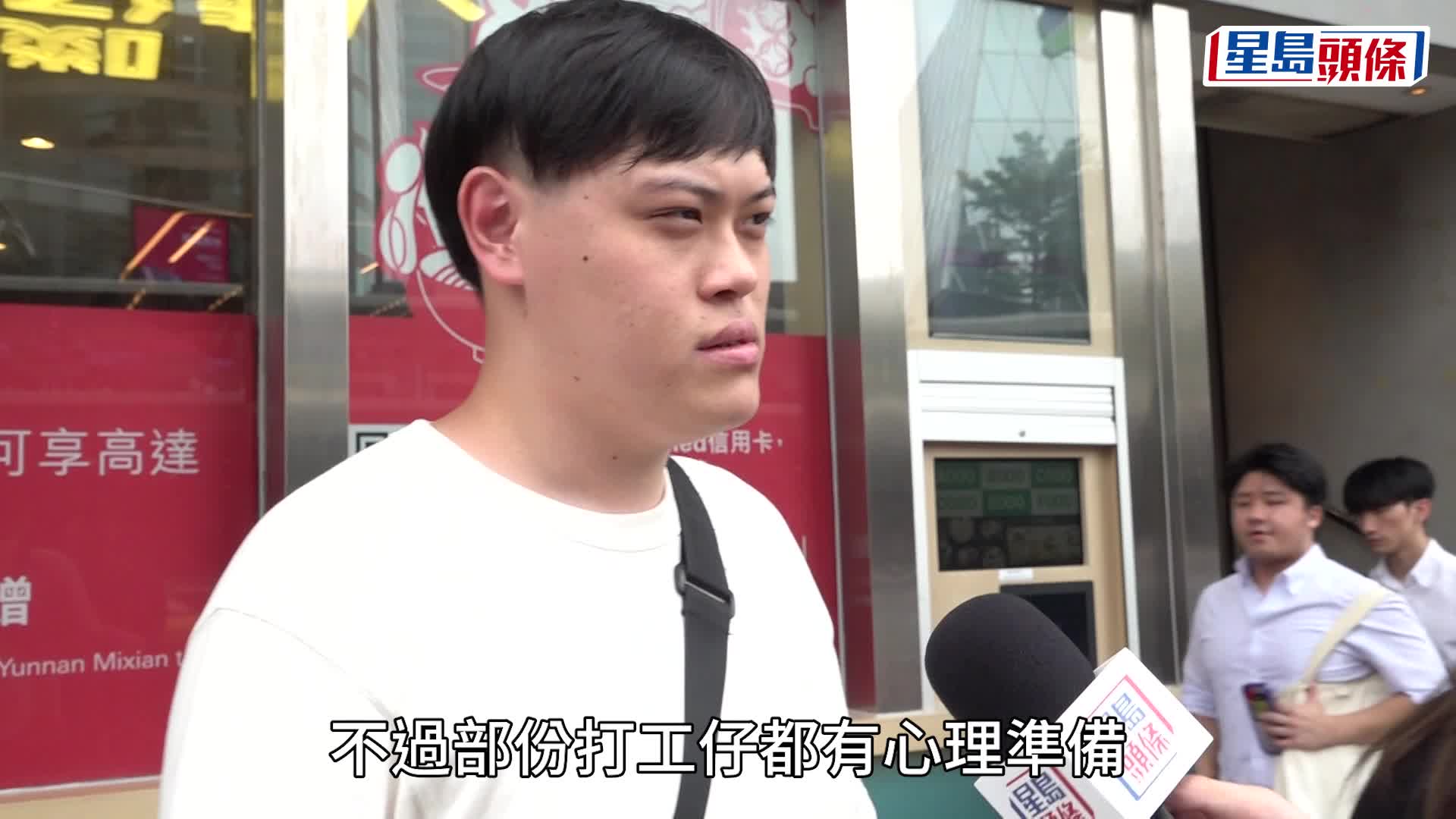 午後大批打工仔急急趕回家，巴士站大排長龍。
