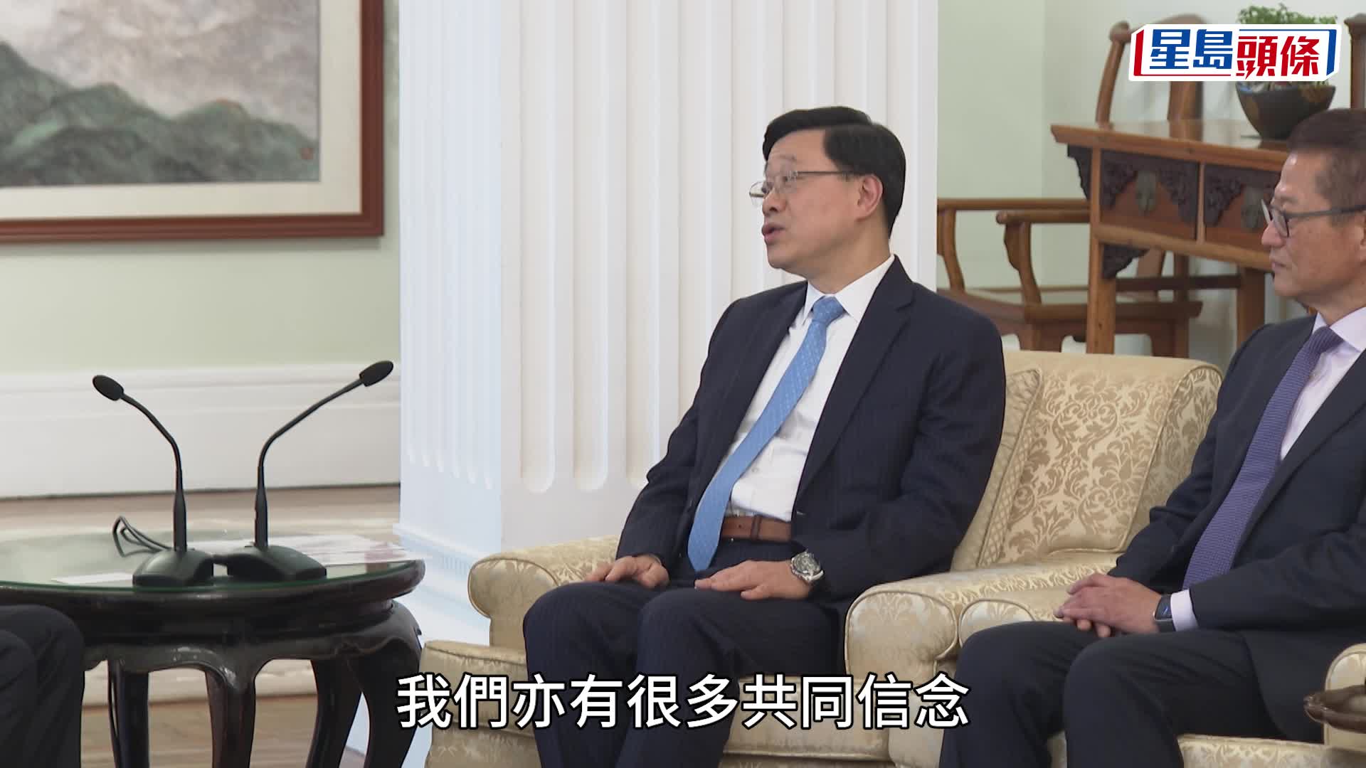 行政長官李家超(右)與新加坡總理黃循財(左)會面。李家超FB