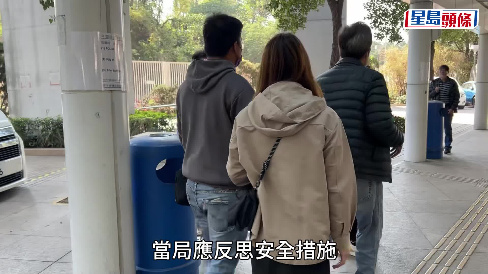 家属认尸后黯然离开。蔡楚辉摄