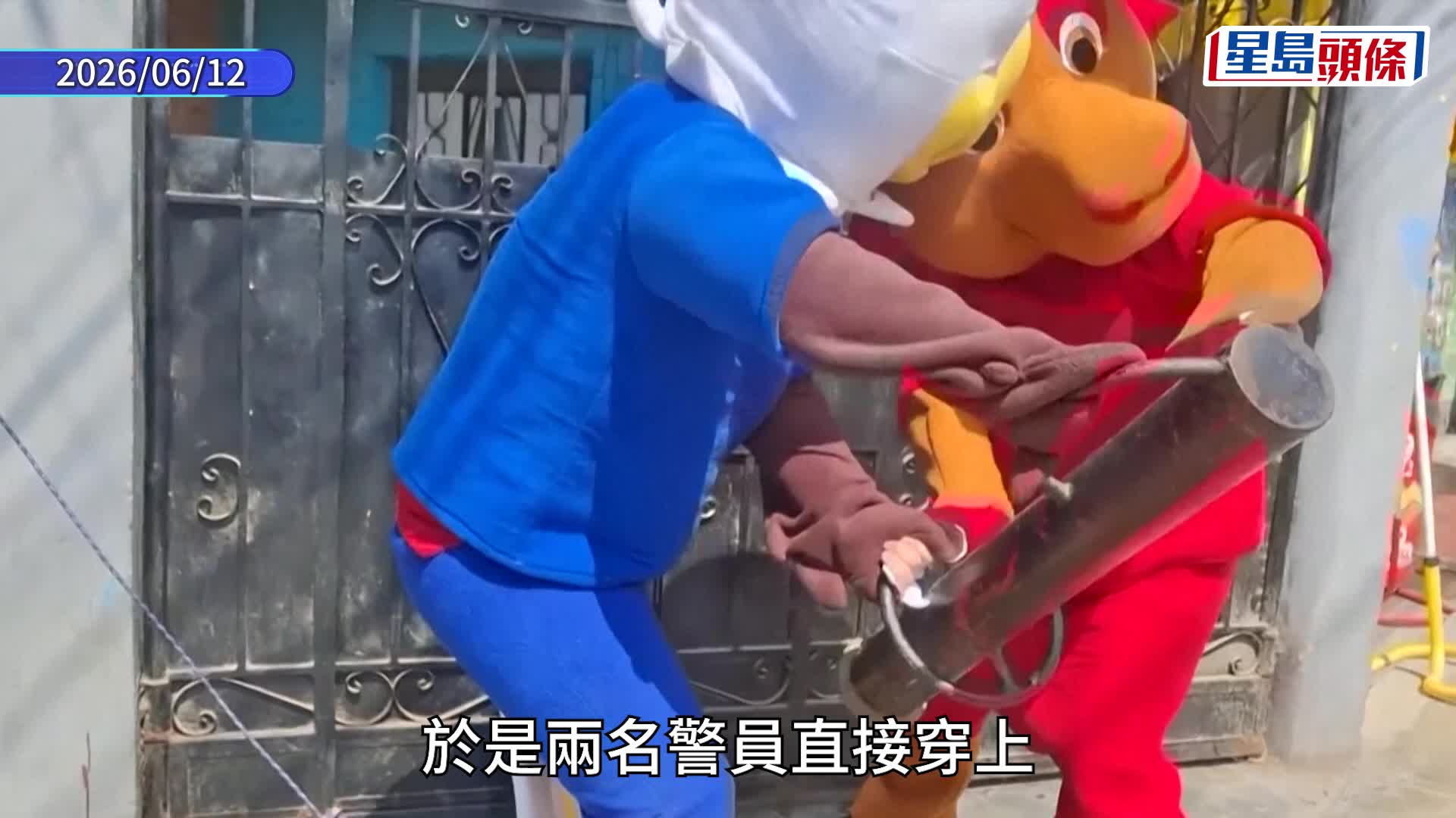 秘魯警扮世界盃吉祥物破門擒死忠球迷毒販檢逾兩千包毒品。 美聯社