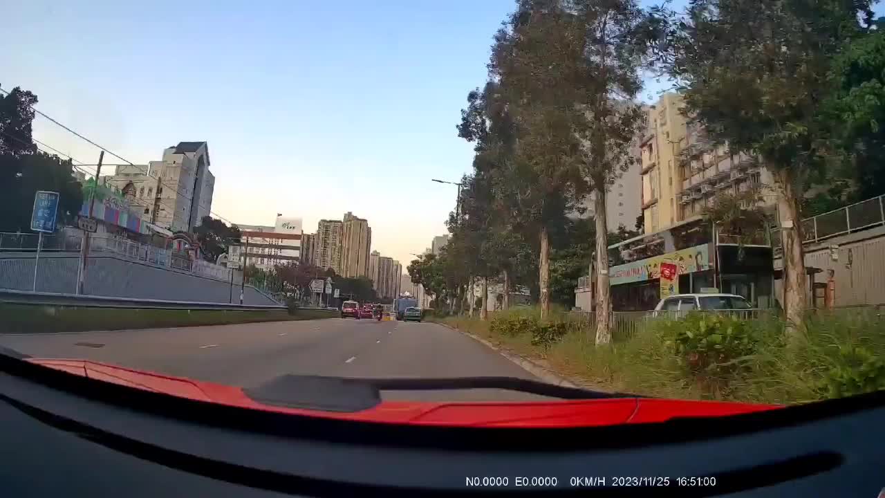 垃圾桶蓋擊中車頭。fb：交通意外求片區