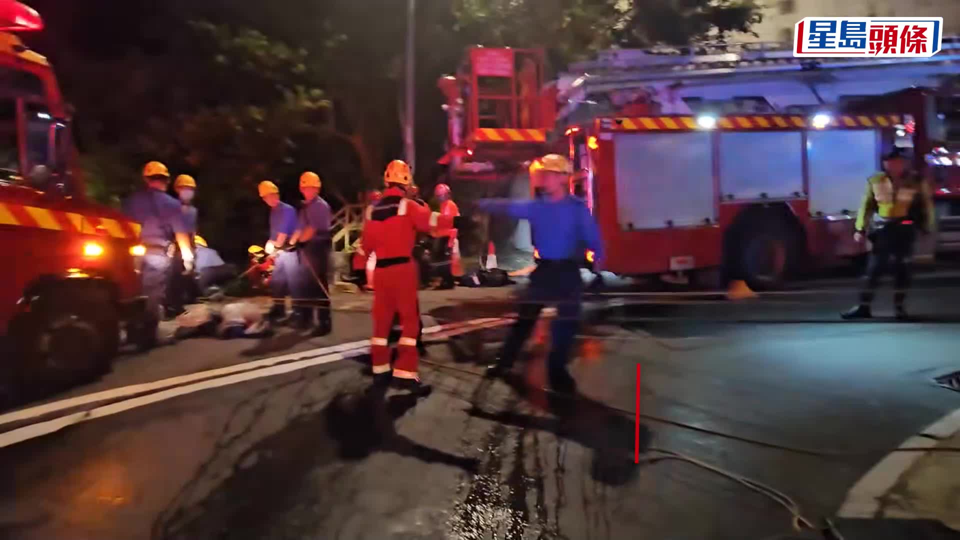 中半山的士冲落山坡 司机及两乘客被困 马己仙峡道全封。