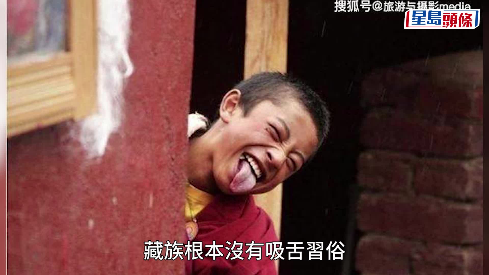 当日达赖喇嘛与男童见面的场面。twitter截图/REUTERS